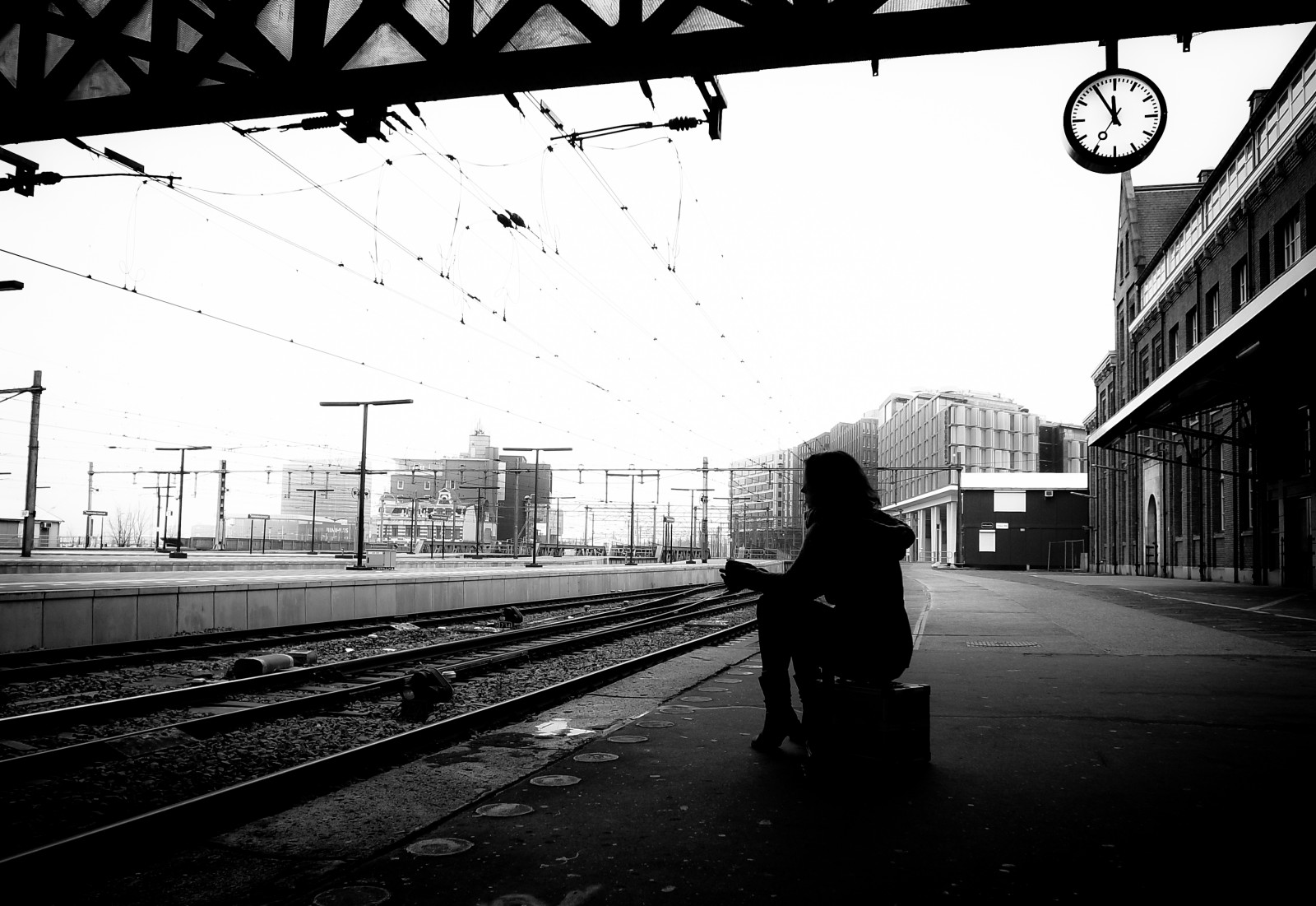 Černá, Černý a bílý, dráha, doprava, monochromatické fotografování, nebe, urban area, vlakové nádraží, infrastruktura, fotografování, světlo, Metropolitní oblast, momentka, architektura, ráno, atmosféra, černobílý, ulice, auto, veřejná doprava, vlak, večer, čára, odraz, strom, železniční doprava, slunečnímu záření, metropole, silnice, úhel, tma, pruh, stín, železniční vůz