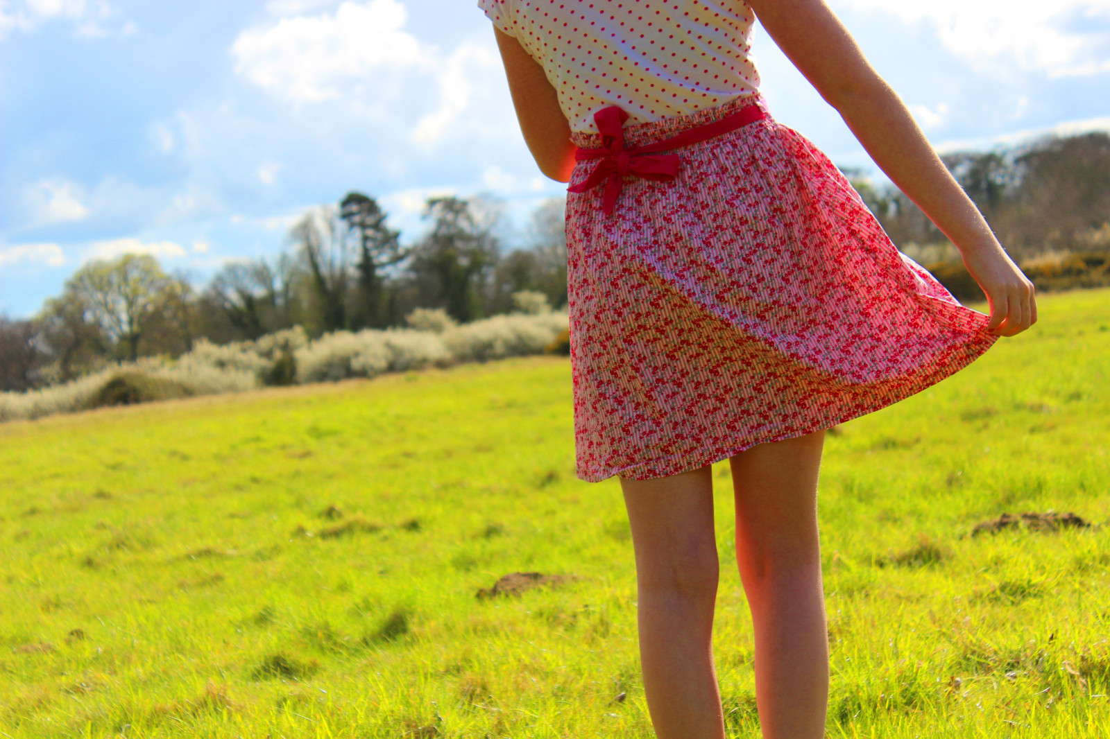 slunečnímu záření, stromy, krajina, bílý, portrét, Červené, tráva, nebe, šortky, pole, fotografování, mraky, šaty, zelená, žlutý, modrý, Anglie, vzor, Kánon, letní, tečky, růžový, jaro, jasný, Spojené království, oblečení, dovolená, mrak, strom, lučina, dívka, fotografie, žena, louka, fotky, greatbritain, Spojené království, gb, Británie, spoty, prérie, tráva rodina, puntíky