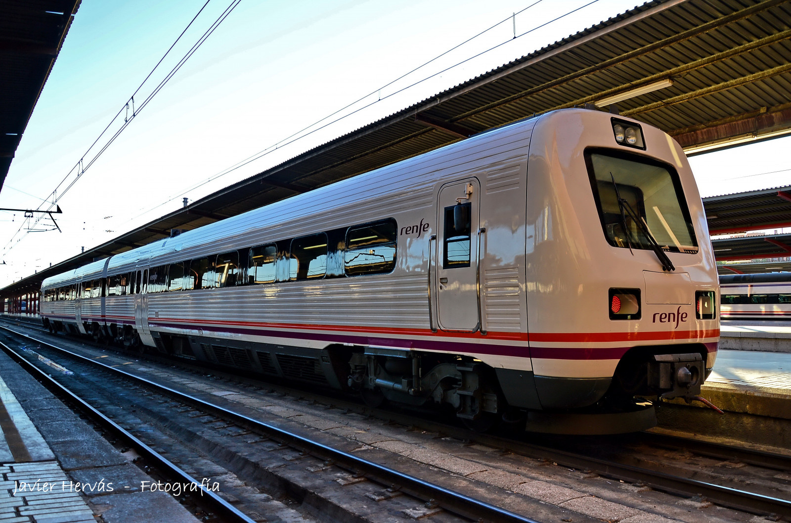 arkitektur, køretøj, tog, togstation, Madrid, transportere, metropol, lokomotiv, TRD, rapid transit, tren, spore, diesel, medier, hovedstadsområde, boligområde, transportform, offentlig transport, jernbanetransport, rullende materiel, personbil, jernbanen bil, højhastighedstog, zug, elforsyning, estacion, regional, rENFE, distancia, elektrisk lokomotiv, Regionales, Chamartin