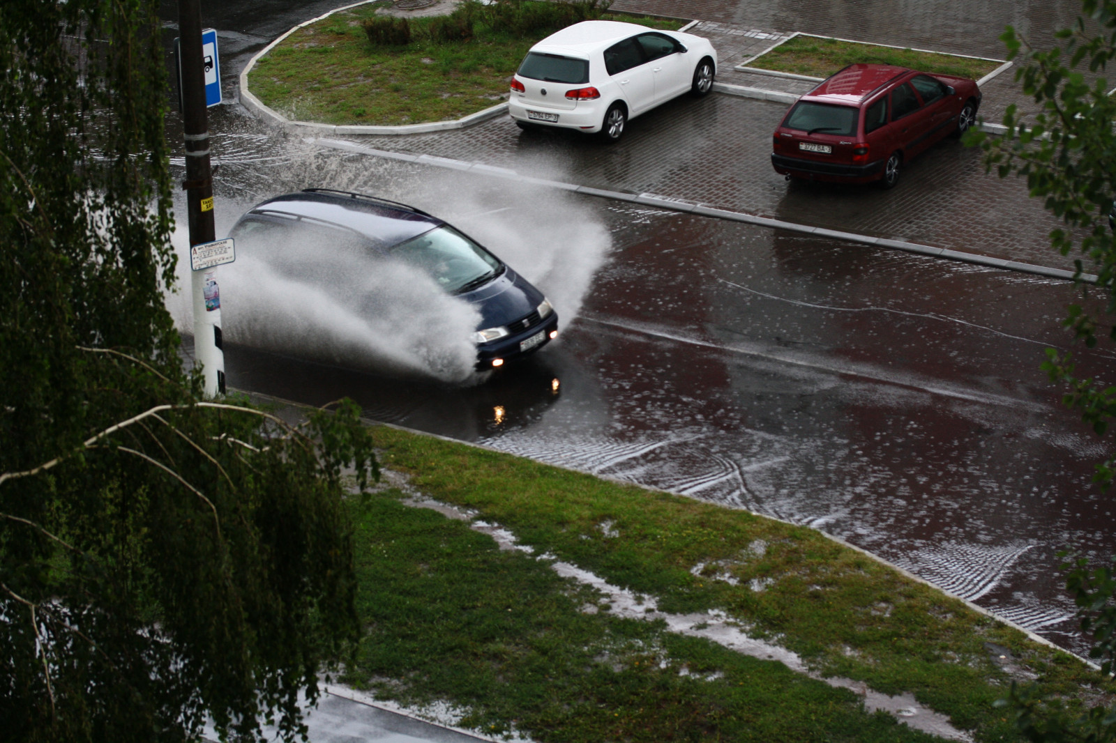 déšť, deštivý, hustý déšť, liják, srážky, kaluž, sprej, postřik, louže, louže, Bigpuddle, louže, silnice, asfalt, město, auto, cars, Světlomety, strom, stromy, Treebough, bříza, tráva, kapky deště, voda, mokrý, kandelábr, Publictransportstop, zelená, modrý, bílý, šedá, Červené, hnědý, Černá, teplo, letní, letního, červenec, Mozyr, Bělorusko, Kánon, canoneos1000d, 100720154, 29042016, saariysqualitypictures