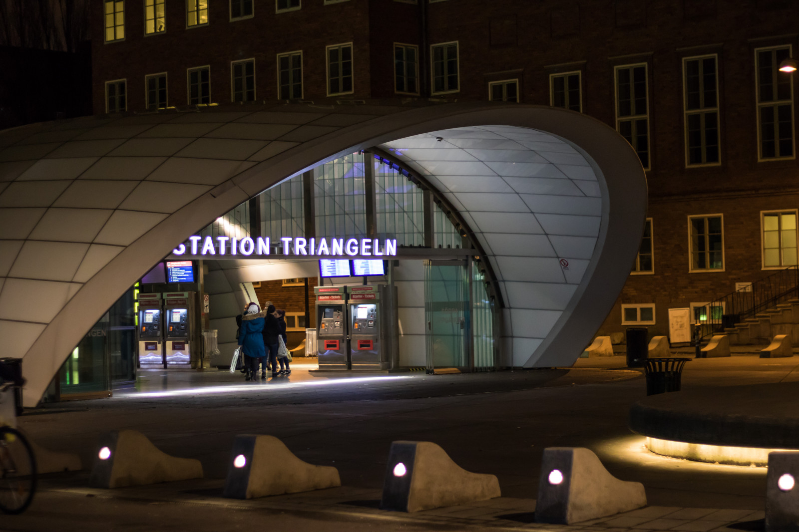noc, architektura, večer, oblouk, světlo, stanice, vlakové nádraží, Triangeln, Malmo, t gstation, gatufoto, nightphotography, Natt, v noci, divadlo, exif modelu canoneos760d, geocountry, Kamera aby kánon, geocity, Model fotoaparátu canoneos760d, geostate, geolocation, exif aby kánon, exif isospeed 1250, exif focallength 50mm, EXIF ef50mmf18stm čočka, EXIF otvor 20, streetphotography, nattfotografering, Snímek obrazovky, turistická atrakce, veřejná doprava
