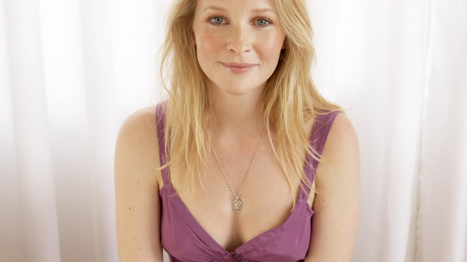 tvář, model, portrét, blondýnka, dlouhé vlasy, fotografování, černé vlasy, vlasy, spodní prádlo, britský, růžový, Osoba, kůže, oblečení, supermodelka, Joanna Page, dívka, krása, ruka, dáma, prst, blond, účes, hruď, portrétní fotografie, focení, hnědé vlasy, umění model, hlubotiskové idol, spodní prádlo