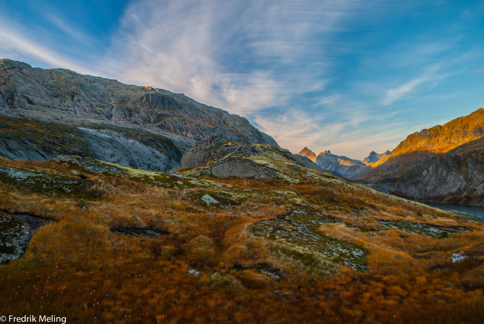 krajina, hory, kopec, jezero, Skála, Příroda, odraz, sníh, Lofoten, Norsko, ráno, údolí, Nikon, divočina, 2013, tundra, plošina, září, hřbet, Terén, mrak, podzim, hora, sezóna, natur, D3000, norge, jezero, geologie, horských reliéf, landform, geografický rys, pohoří, klesl, Nordland