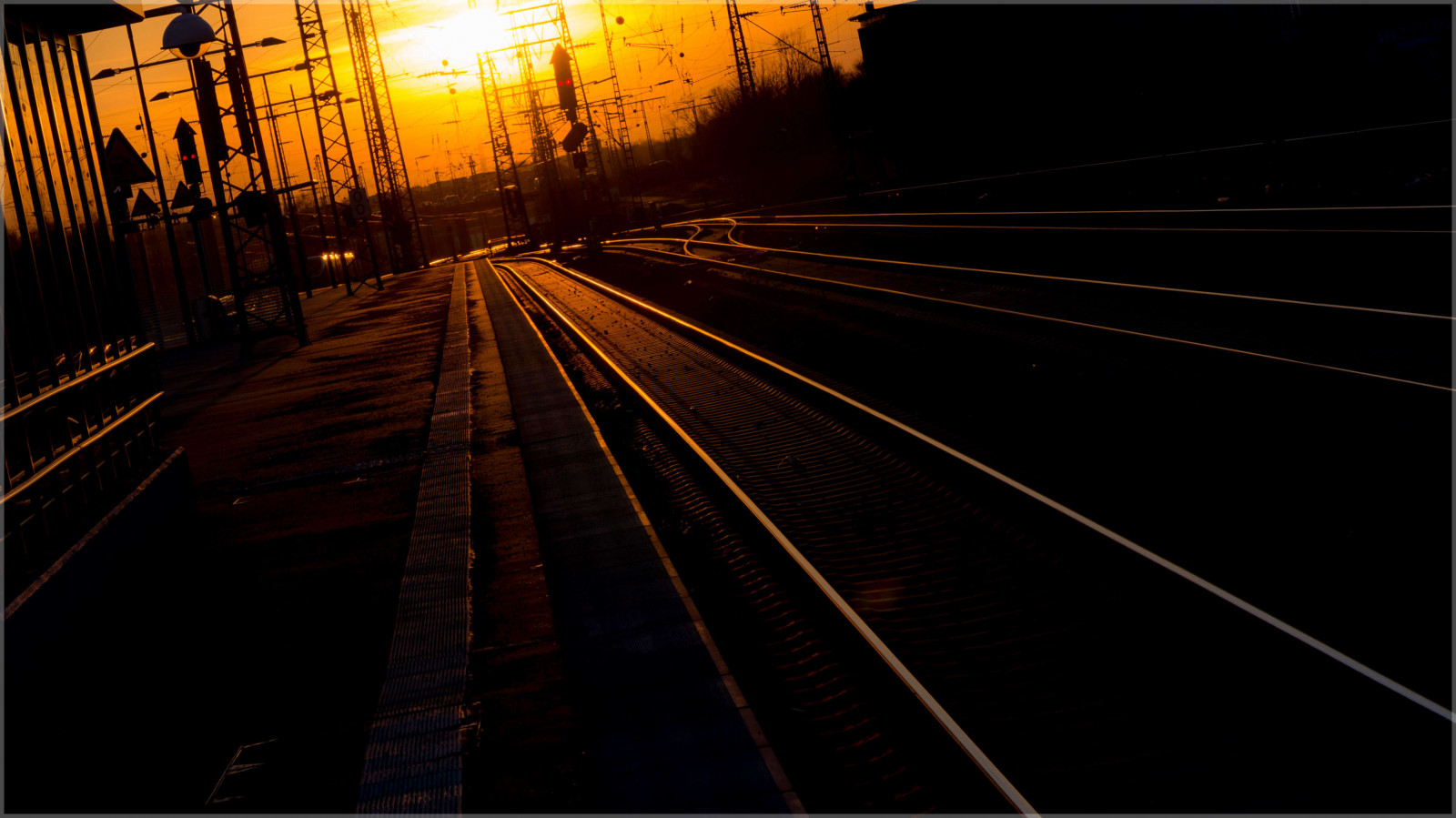 tramonto, notte, cielo, legna, ferrovia, sera, Sole, atmosfera, Nikon, elettricità, angolo, leggero, stazione, linea, oscurità, traccia, sigma, D7100, sonnenuntergang, sonne, Essen, Gleise, 1770, bahnhof, Ruhrgebiet, Bahnsteig, fixed link