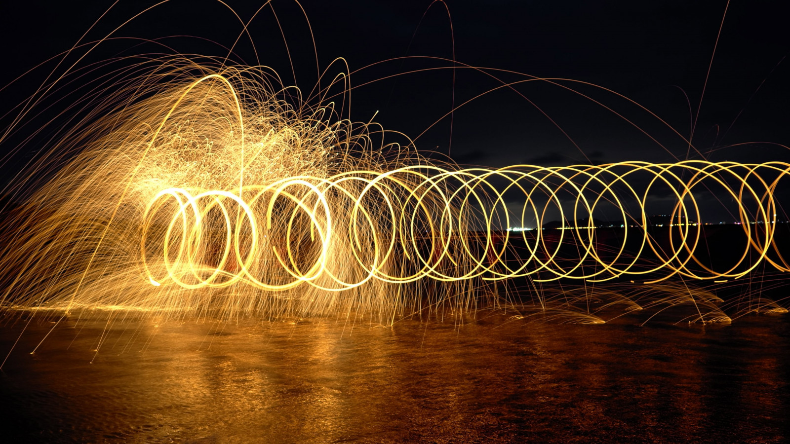 peisaj, lumini, noapte, apă, natură, reflecţie, expunere lungă, nori, dealuri, foc, sclipire, cerc, Lumini de Craciun, arc, scântei, ușoară, iluminat, întuneric