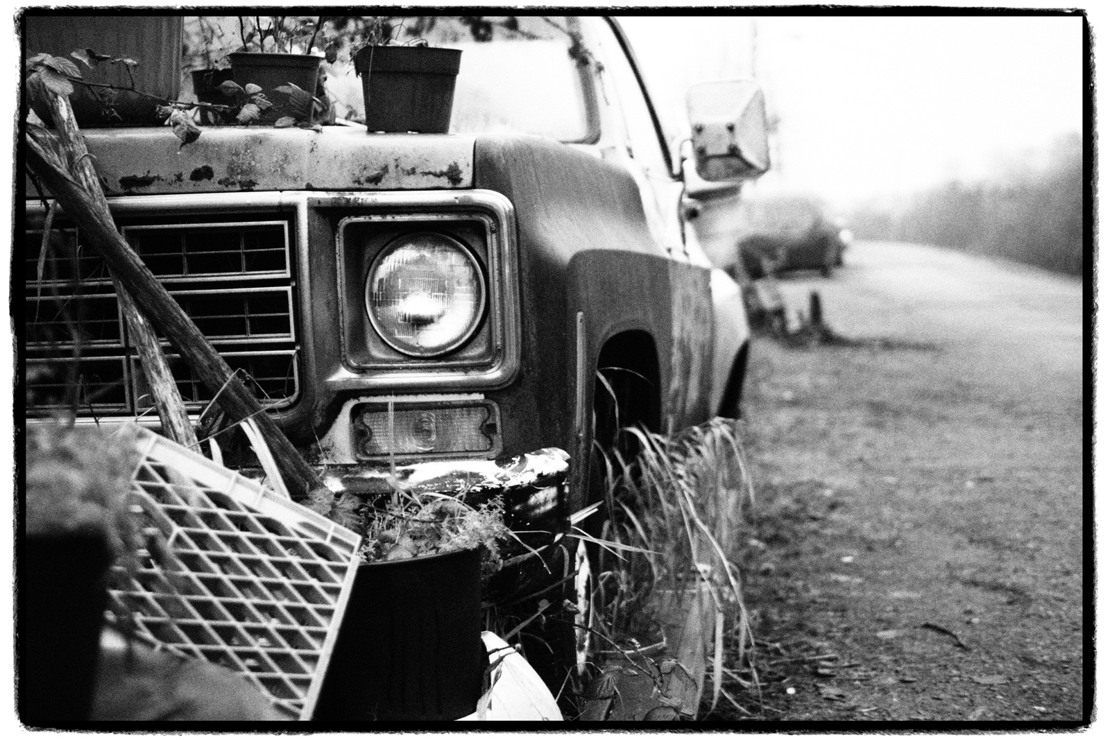 starý, černobílý, auto, vozidlo, fotografování, Kanada, pneumatika, rozklad, doprava, Chevrolet, nákladní auto, Chevy, rezavý, mlhavý, mlha, tělesné, Černá bílá, kolo, před naším letopočtem, americký, olympusem5, rozpadající, Britská Kolumbie, Černý a bílý, monochromatické fotografování, automobilového designu, automobilový exteriér, nárazník, kompaktní vůz, motorové vozidlo, automotive pneumatiky, Richmond, off road, terénní vozidlo, vyčerpaný, světlomet, auto part, panaleica25mmf14, leicadgsummilux25mmf14asph, automotive Lighting, finnslough, dykeroad, grainyfilm, artfilter, automotive wheel system