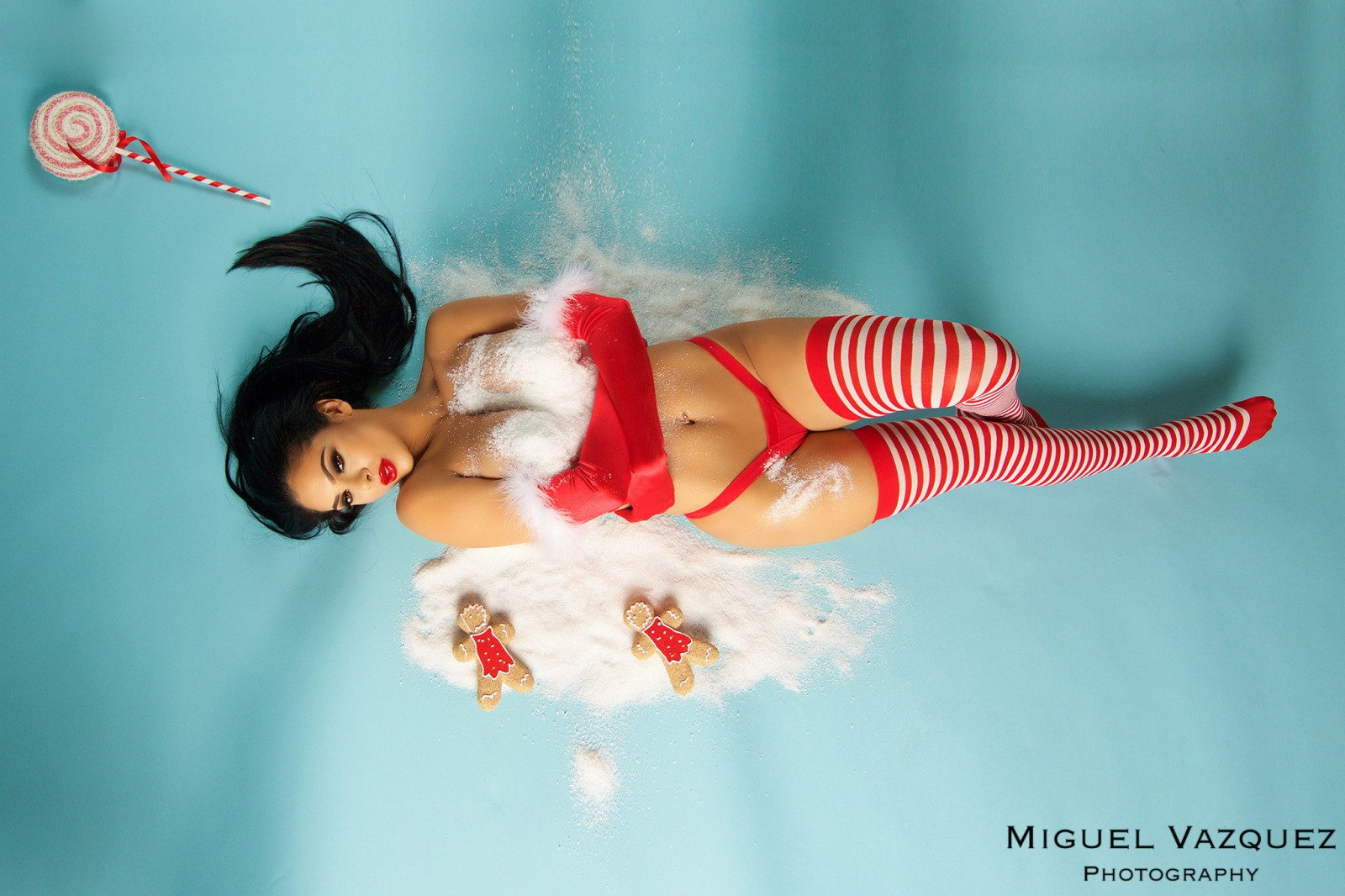 donne, brunetta, rosso, occhi marroni, sul pavimento, subacqueo, laccio, Natale, ombelico forato, pelle, copertura strategica, Miguel Vazquez, Jasmine Garcia, colore, bambino