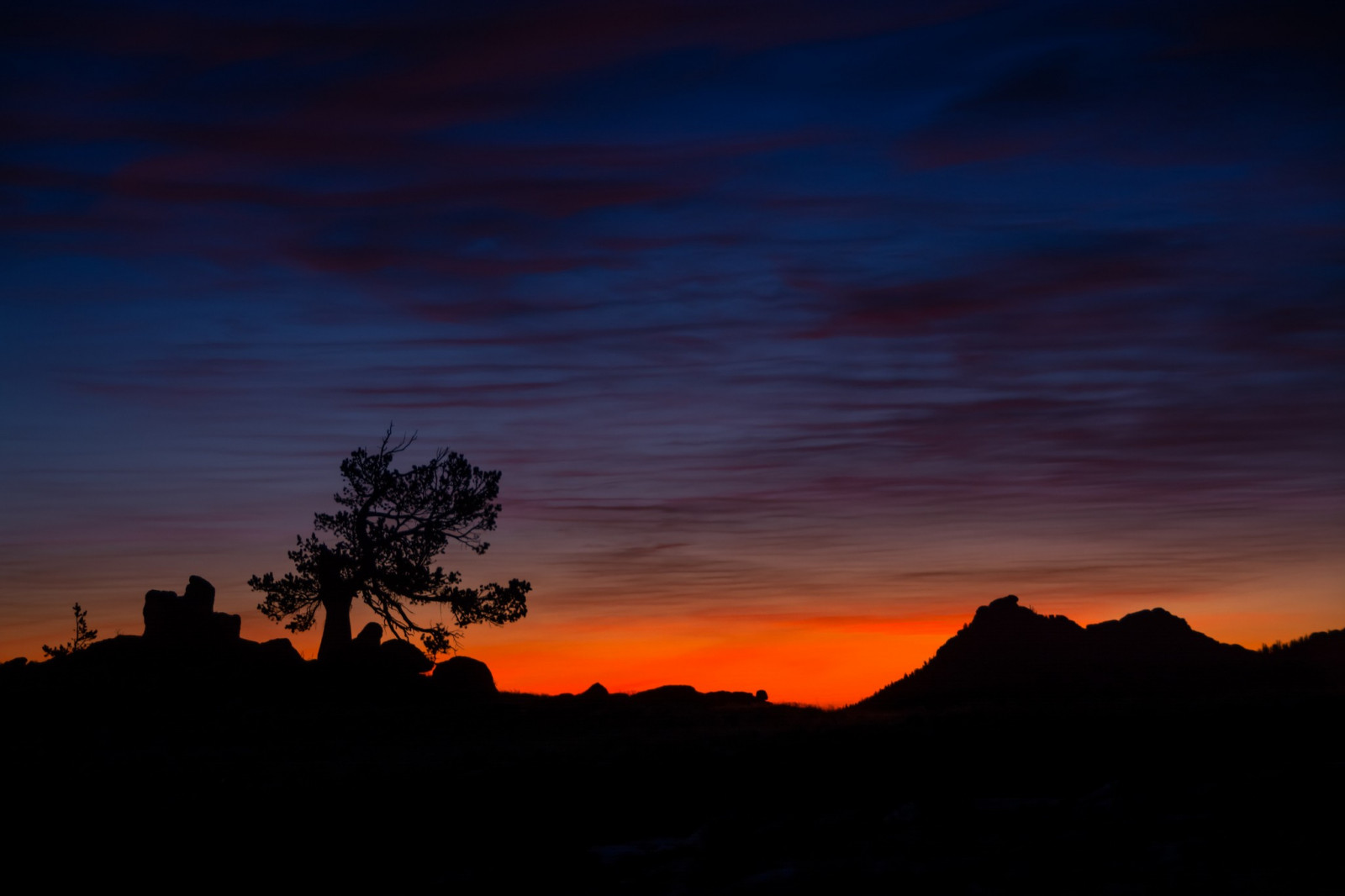 krajina, západ slunce, kopec, Příroda, nebe, silueta, svítání, večer, ráno, horizont, atmosféra, soumrak, mrak, hora, svítání, odlesk, červená obloha v dopoledních hodinách