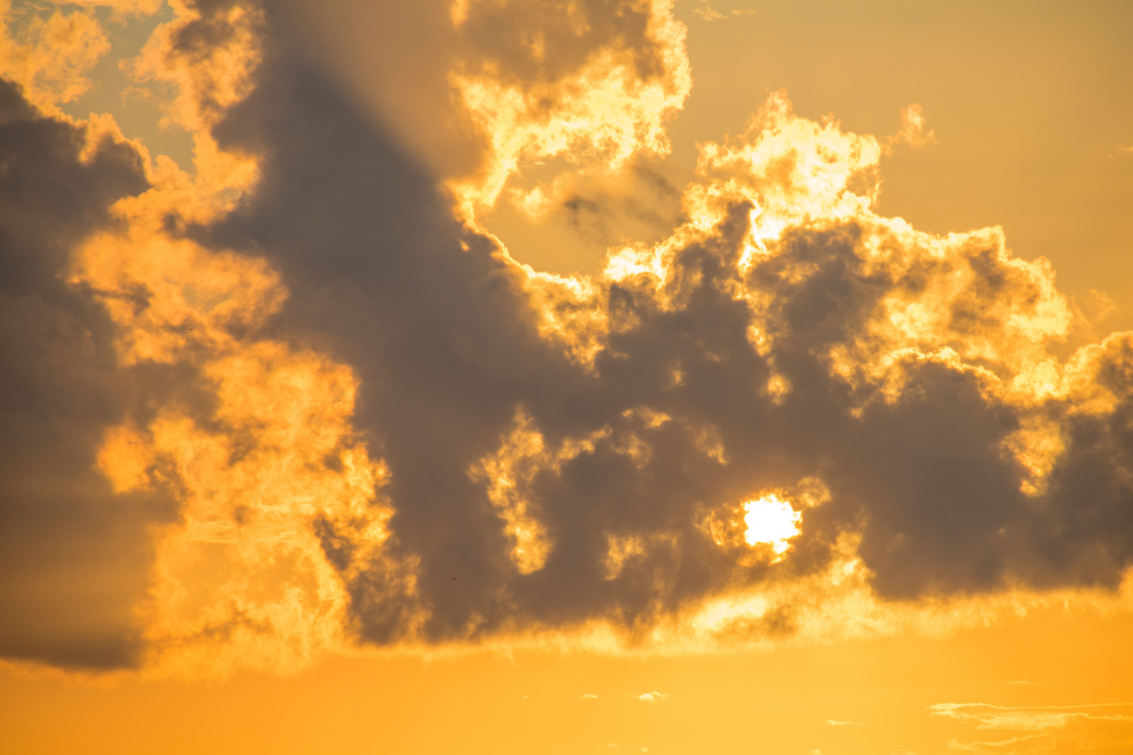 luz de sol, paisaje, puesta de sol, cielo, campo, amanecer, noche, Mañana, Sol, horizonte, atmósfera, oscuridad, nube, amanecer, Himmel, Solnedg ng, campo, Mol, Landsbygd, Dersl tt, Paisajismo, Exif modelo canoneos760d, Geocountry, Cámara hacer canon, Geocity, Modelo de cámara canoneos760d, Geostate, Geolocalización, Lente exif efs18200mmf3556is, Exif focallength 200mm, Exif make canon, Exif isospeed 100, Exif apertura 71, resplandor crepuscular, Cielo rojo por la mañana, Fenómeno meteorológico