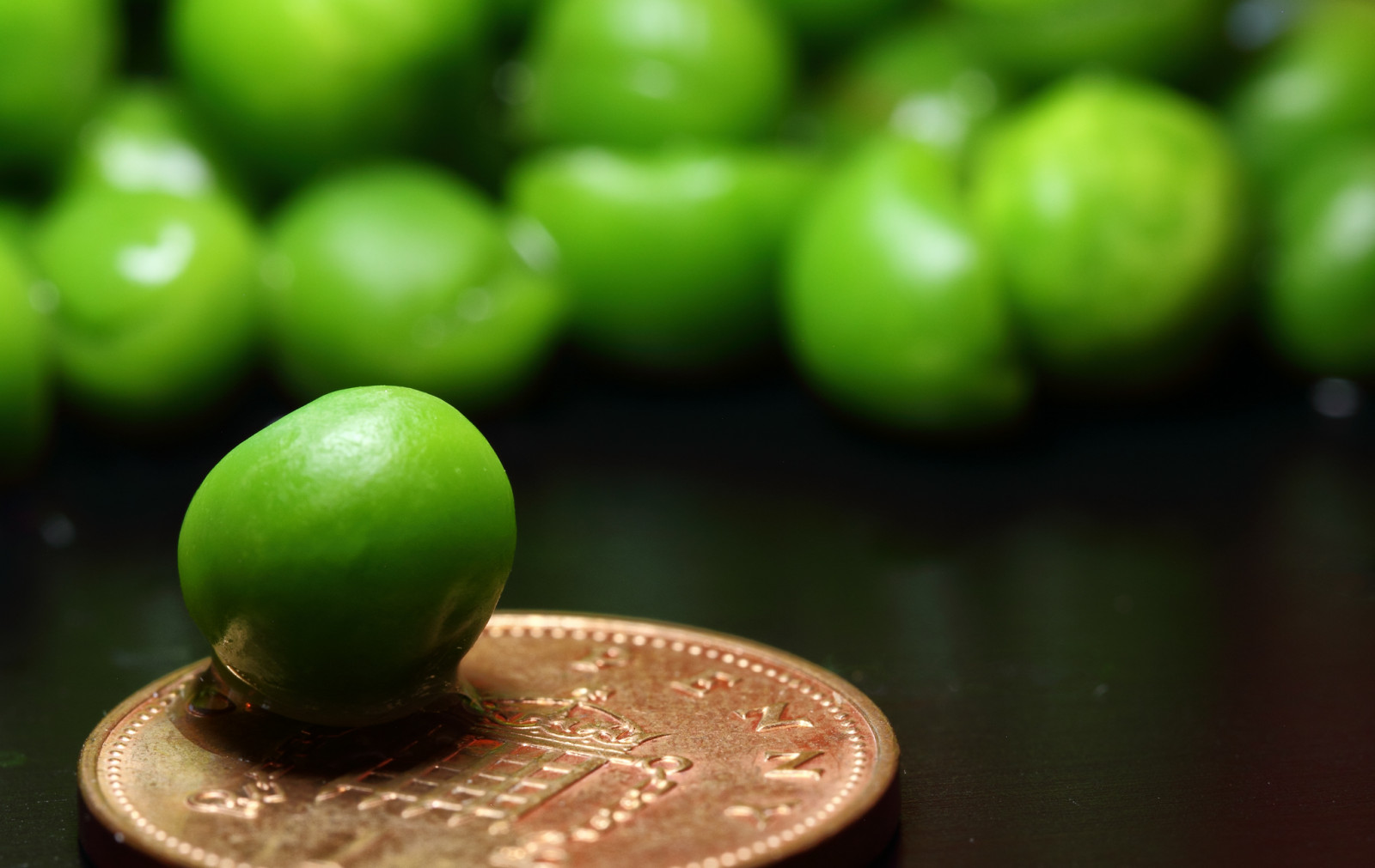 UK, cibo, dettaglio, macro, riflessione, verde, verdure, avvicinamento, Scozia, moneta, piccolo, Centesimo, rame, piselli, pisello, commestibile, moneta, 1p, tavolo, ayrshire, Stewarton, gardenpea, gardenpeas, Ayrshire Orientale, macromondays, smallerthanacoin