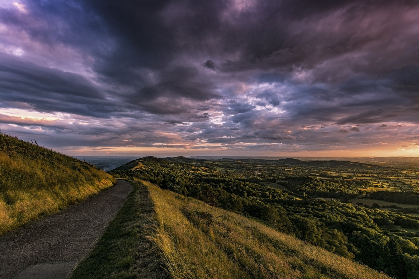 slunečnímu záření, krajina, západ slunce, kopec, Příroda, tráva, nebe, pole, silnice, fotografování, mraky, svítání, kopce, večer, ráno, slunce, horizont, soumrak, daleký výhled, mrak, strom, podzim, hora, svítání, zemědělství, prostý, prérie, venkov, atmosférický jev, meteorologický jev
