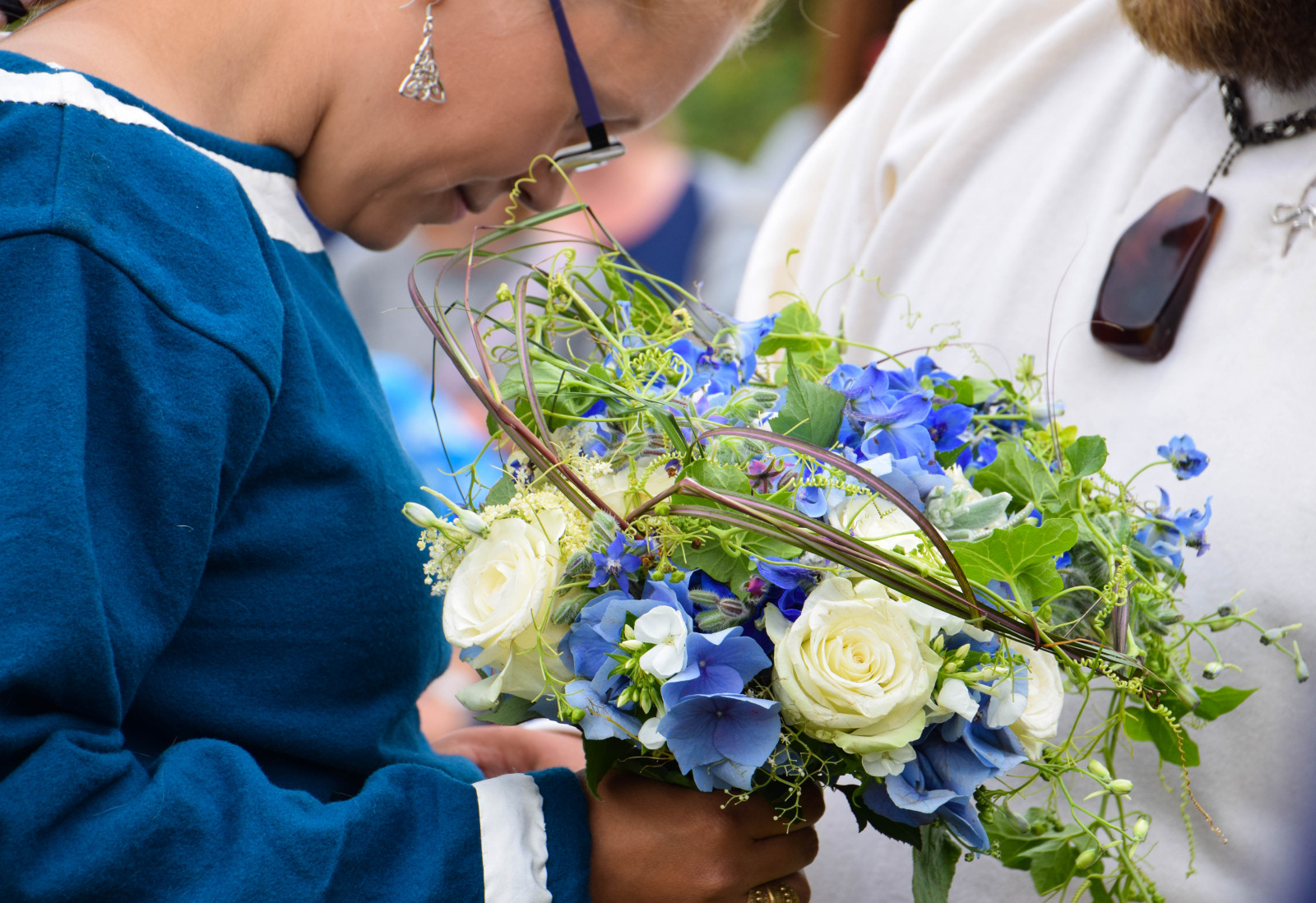 lidé, Příroda, modrý, letní, Švédsko, jaro, Osoba, Sverige, květ, trh, rostlina, venkovní, žena, sk nel n, se, svatba, Brud, nevěsta, viking, řemesla, Trelleborg, hantverk, vikingage, vikingwedding, trelleborgen, vikingamuseum, vikingamarknad, bridalbouquet, brudbukett, floristika, obřad, kytice, aranžování květin, květinový vzor