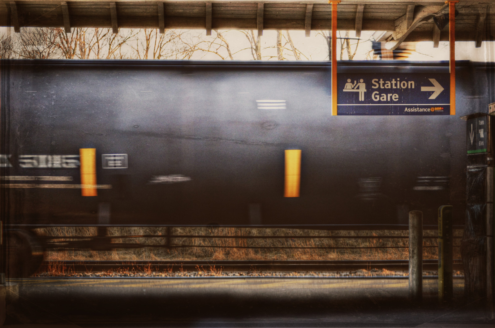 vozidlo, stěna, vlak, žlutý, Samsung, modrý, podepsat, kov, Kanada, Nikon, Šipka, GIMP, Ontario, tonemapping, rychlá přeprava, stanice, zlatá hodina, Pohyb, hnutí, rozmazat, Niagara, vlakové nádraží, dráha, vrstva, trolledproud, Photomatix, D5100, boxcar, hypotetický, samsungmaster, paulboudreauphotography, stealingshadows, nikond5100, trollieexcellence, veřejná doprava, ribbet, magiktroll, kolejová vozidla, železniční vůz, railroadtracks, stickybeak, nikkor55200mm, stickymaximus, stickymax, St. Catharines, Viarail