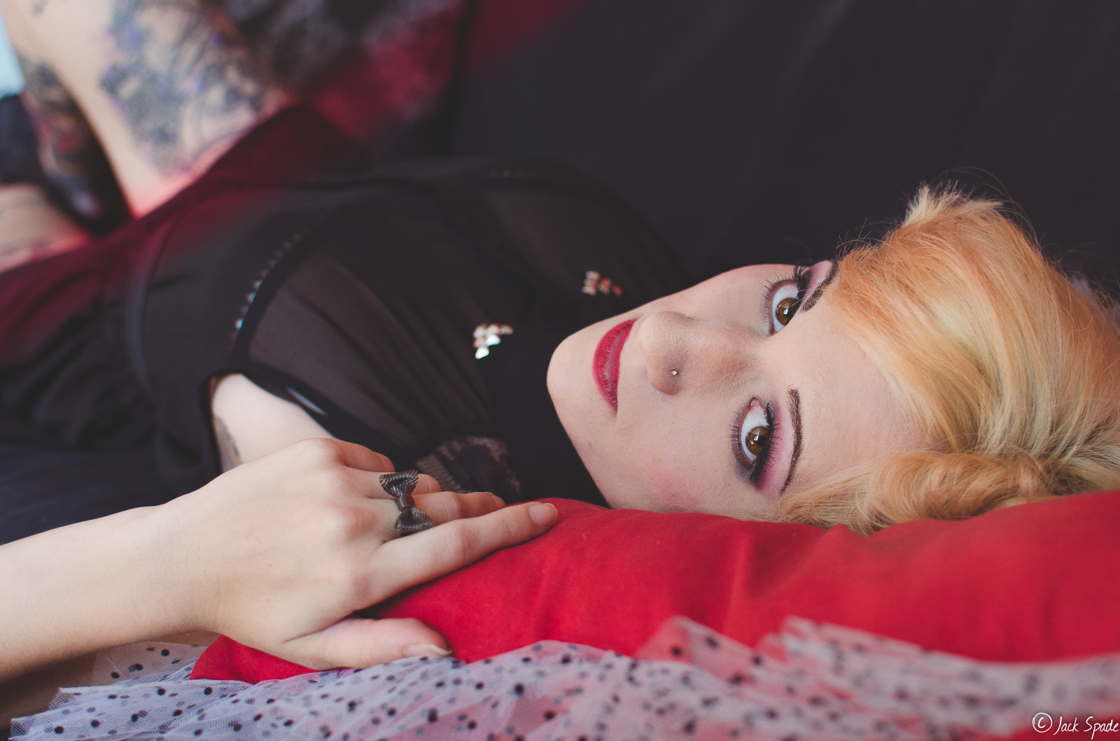 Černá, ženy, model, portrét, blondýnka, pokoj, místnost, Červené, makeup, fotografování, šaty, gauč, tetování, rtěnka, Blesk, móda, vlasy, Nikon, Francie, pusa, vinobraní, polštář, inkoust, Osoba, kůže, okolní, 35MM, oblečení, Noir, Bordeaux, růž, alt, kolík, UMĚNÍ, světlo, Krásná, pokuta, měkký, 18, nahoru, dívka, krása, , oko, fotografie, žena, D7000, ruka, dáma, dívej se, noha, prsten, režim, krasavice, smysl, nádherný, femme, portrétování, fille, krásy, Photographie, blond, modele, 35, Atmosféra, aquitaine, Gironde, přišpendlit, župan, napuštěné, alternativní, noire, vytetovat, tatouage, focení, Lidské tělo, interakce, bague