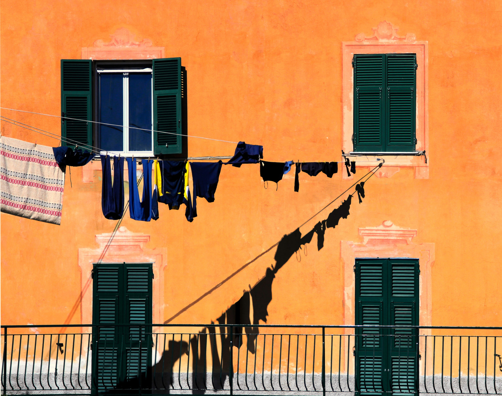 vindue, by, arkitektur, bygning, skygge, væg, hus, blå, Sol, vind, vasketøj, hegn, 2015, KUNST, farve, downtown, form, reb, sål, corda, finestre, ombra, palazzo, facade, byområde, vinduet dækker, vento, bucato, ringhiera, sanlorenzodellacosta