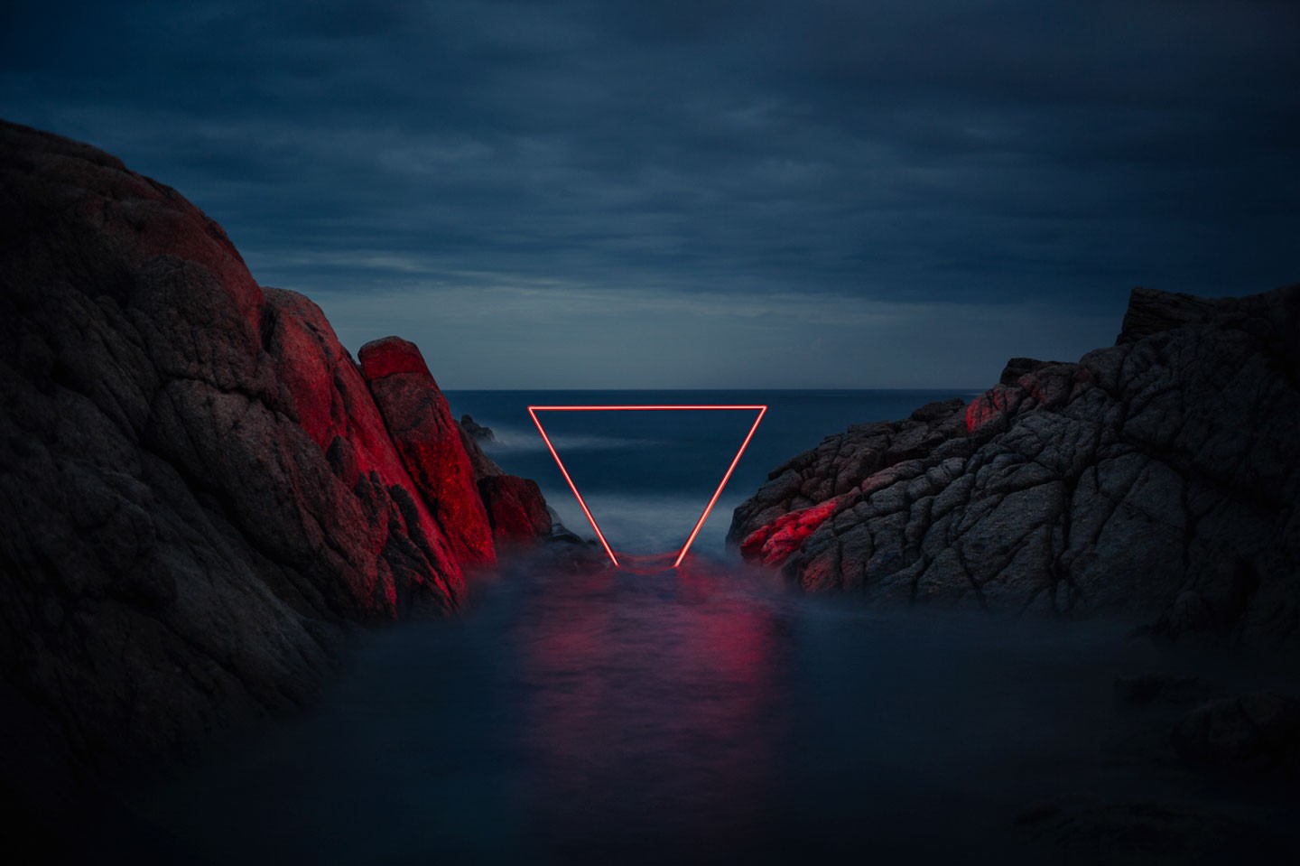 slunečnímu záření, krajina, západ slunce, moře, noc, Skála, Příroda, odraz, nebe, umělecká díla, dlouhé expozice, mraky, svítání, večer, ráno, pobřeží, trojúhelník, geometrie, měsíční svit, horizont, atmosféra, neonová světla, soumrak, červená světla, Nicolas Rivals, světlo, mrak, hora, svítání, tma, atmosférický jev