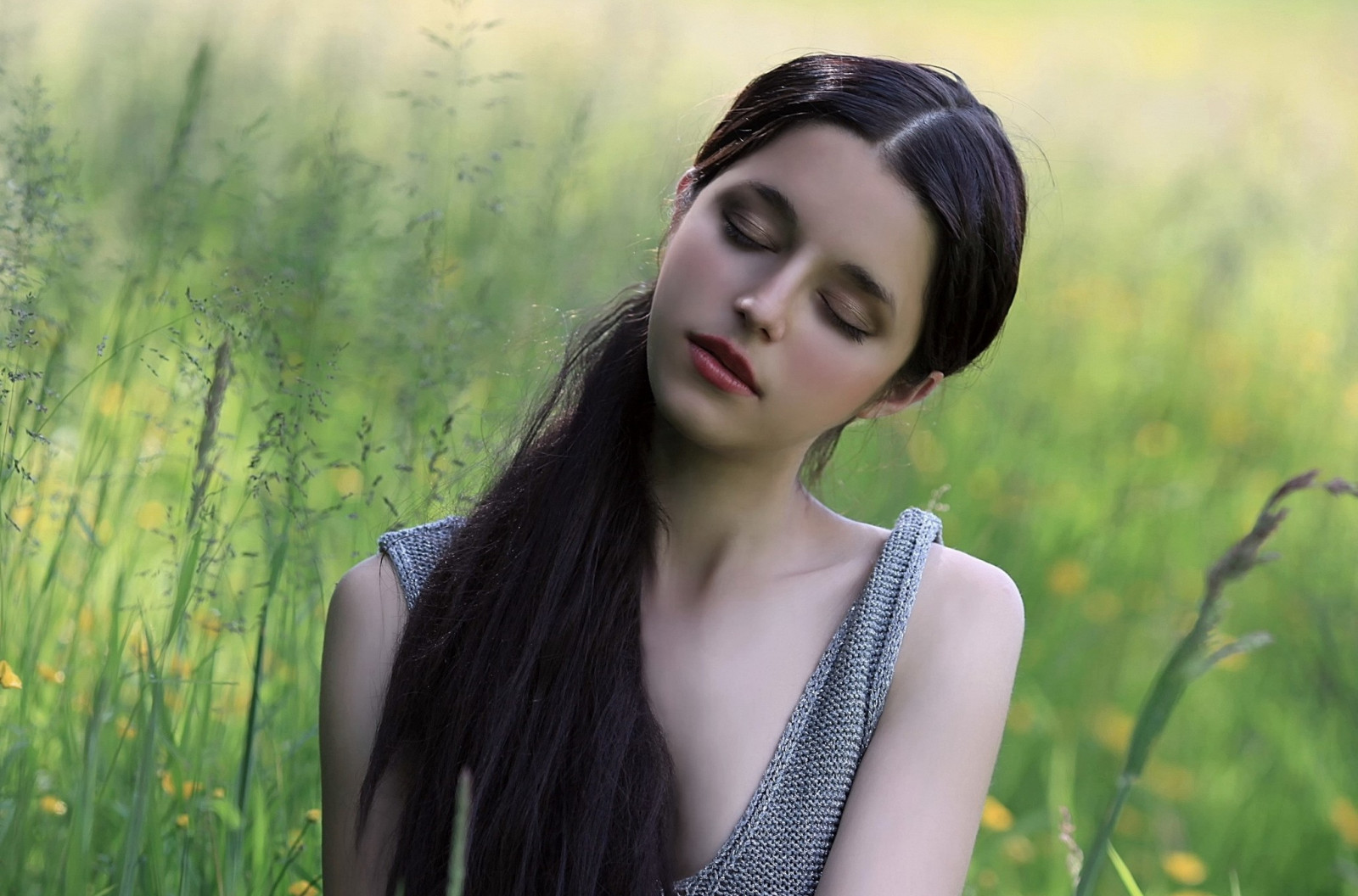 tvář, slunečnímu záření, ženy venku, ženy, model, portrét, dlouhé vlasy, tráva, fotografování, šaty, zelená, černé vlasy, móda, vlasy, emoce, Osoba, kůže, AM Lorek, květ, dívka, krása, usměj se, oko, žena, dáma, fotografie, účes, portrétní fotografie, focení, hnědé vlasy, břicho, Lidské tělo