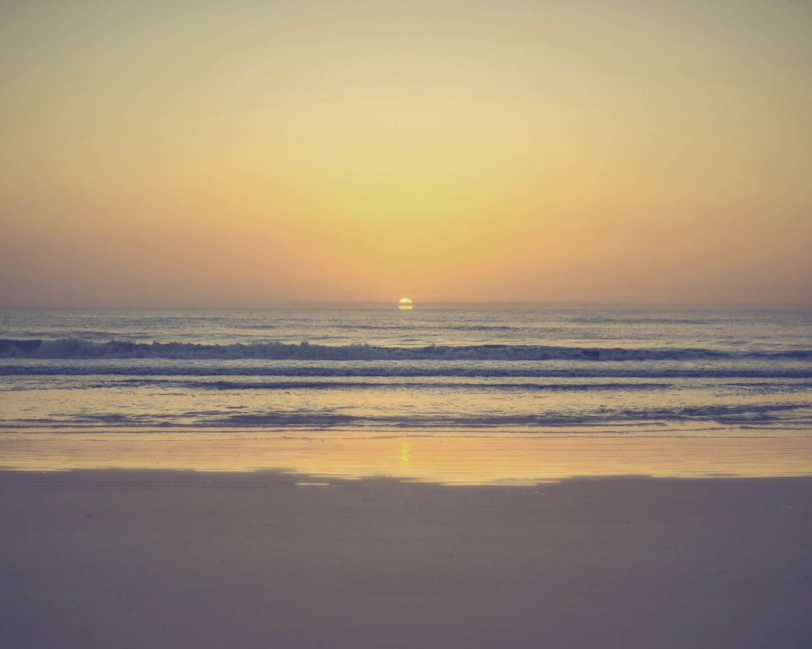 luz de sol, puesta de sol, mar, apuntalar, arena, reflexión, cielo, playa, amanecer, noche, Mañana, costa, Sol, horizonte, atmósfera, oscuridad, nube, amanecer, Oceano, ola, Fenómeno atmosférico, resplandor crepuscular, Cuerpo de agua, Onda de viento