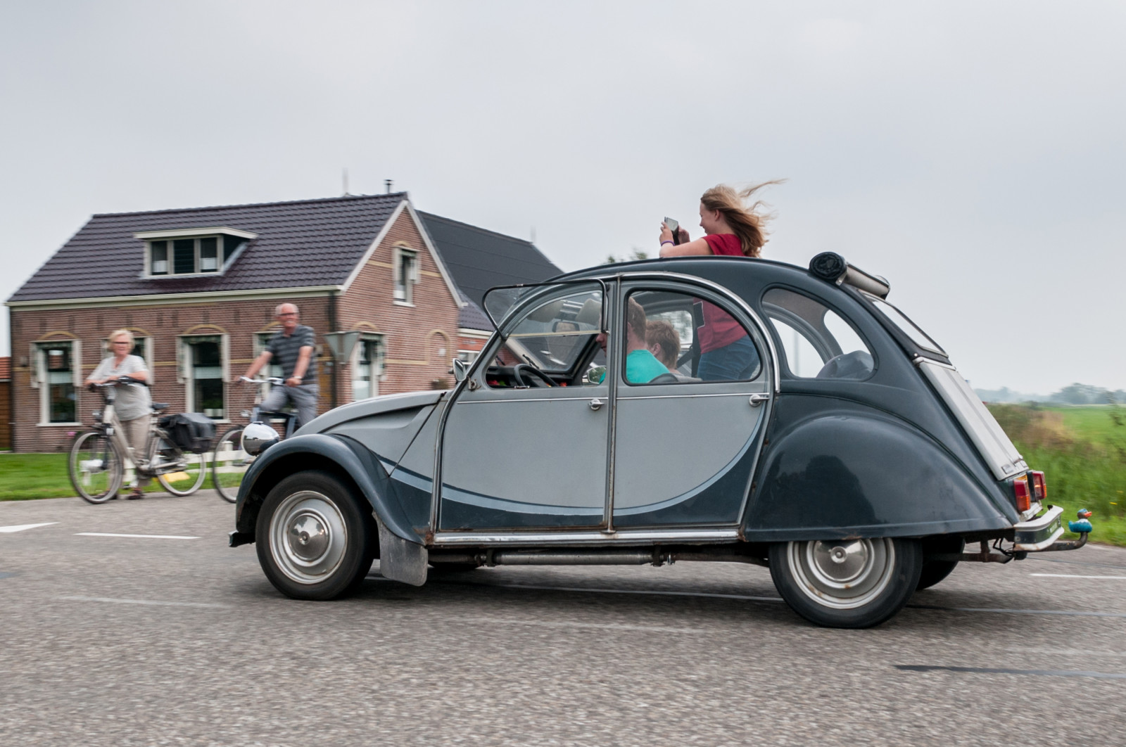 krajina, lidé, starý, ulice, auto, vozidlo, silnice, Fotoaparát, Volkswagen Beetle, Šedá, Nikon, vinobraní, Evropa, francouzština, veteránem, klasická auta, Oldtimer, holandský, voiture, zajetí, Setkání, událost, limuzína, Groningen, 2014, Citroen, Pohled, fotografie, automobil, klasický, špinění, 2CV, foto, obraz, Nizozemí, D300S, evropský, deux, vehikel, robertobraam, vzduchem chlazené, Landschap, charlestone, Ente, eend, chevaux, 2cv6, evenement, twincylinder, deuche, deudeuche, opname, grootegast, toerrit, tinsnail, steamhorse, lj09zl, pozemní vozidla, automobilového designu, automobil make, motorové vozidlo, starožitný auto, střední velikost auta, volkswagen typ 14a