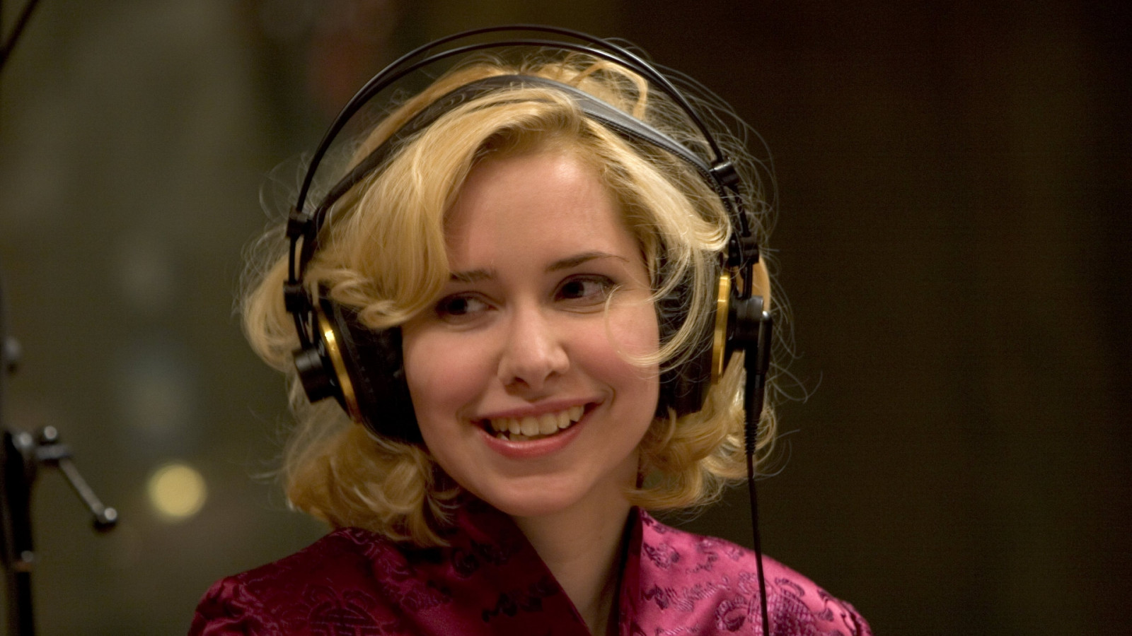 nellie mckay, ragazza, bionda, cuffie, Sorriso