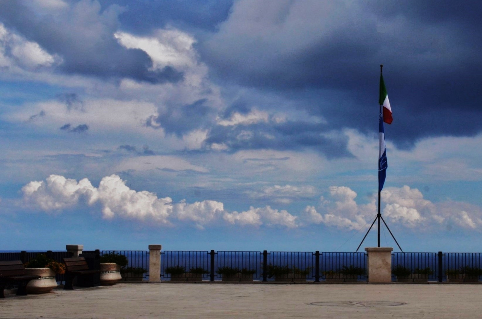 mare, Italia, cielo, nuvole, Torre, bandiera, geometria, vento, orizzonte, nube, cielo blu, simplysuperb, Geometrie, infinitexposure, messa a fuoco automatica, flickrestrellas, giorno, azzurro, energia, nubi, fenomeno meteorologico, cumulo, salento, southitaly, castro, VPU, Asapaint, fixed link