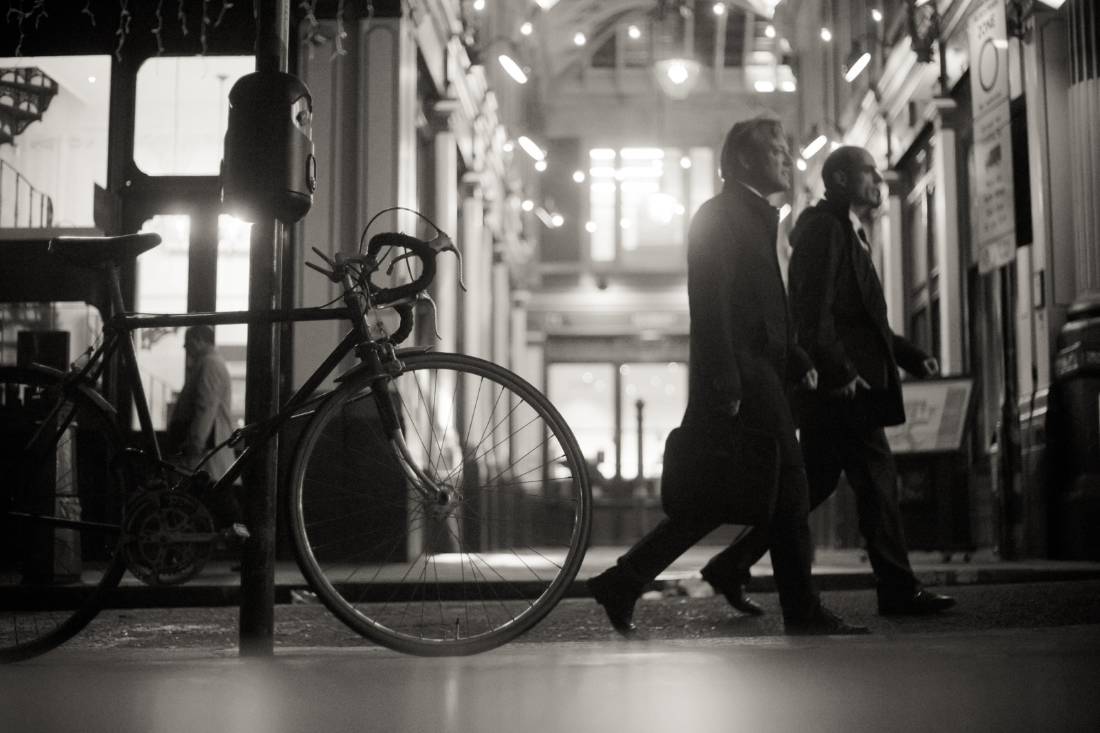 Londýn, lidé, bílý, Černá, černobílý, město, ulice, noc, městský, vozidlo, silnice, fotografování, infrastruktura, nightphotography, fotografie, upřímný, Černý a bílý, monochromatické fotografování, Film noir, digitální fotoaparát, leadenhallmarket, Cornhill