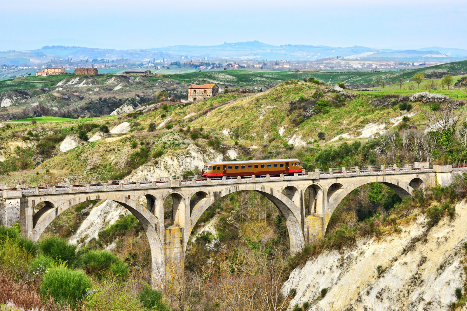 krajina, nebe, vozidlo, železnice, most, panoráma, Nikon, doprava, obloukový most, viadukt, aln, kolejnice, 24120, Italia, D810, dráha, ngc, toscana, flickrtravelaward, akvadukt, paesaggio, bahn, treno, Ferrovia, paolobrocchetti, Trenitalia, ďáblův most, Littorina, trámový most, Aln772, Montalceto, Photorail, Poggiopinci, fixed link, concrete bridge