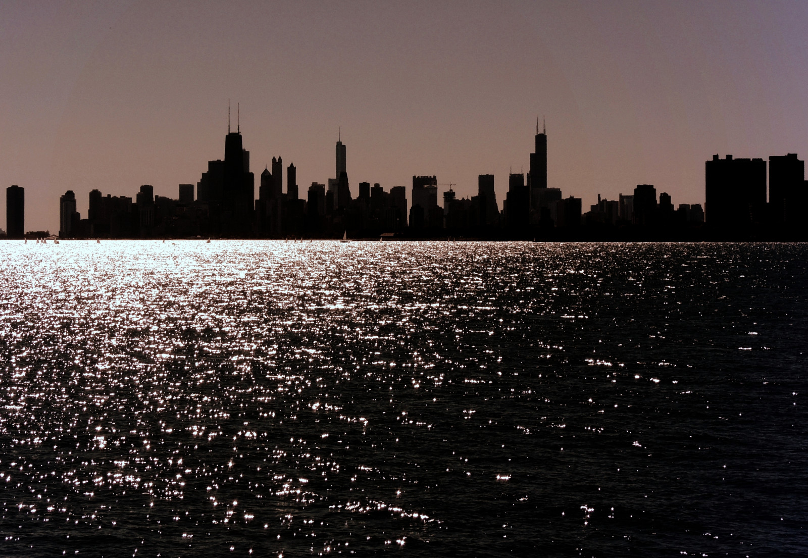 orizzonte, paesaggio urbano, città, acqua, metropoli, cielo, area urbana, riflessione, orizzonte, area metropolitana, grattacielo, giorno, crepuscolo, centro, sera, tramonto, notte, alba, bianco e nero, mare