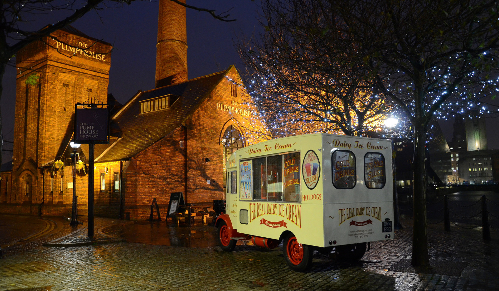 Vánoce, stromy, budova, věž, déšť, noc, Liverpool, nákladní auto, odrazy, temný, světla, zajímavost, zajímavý, hospoda, viktoriánský, zmrzlina, pumphouse, albertdock, Zmrzlina, 1870