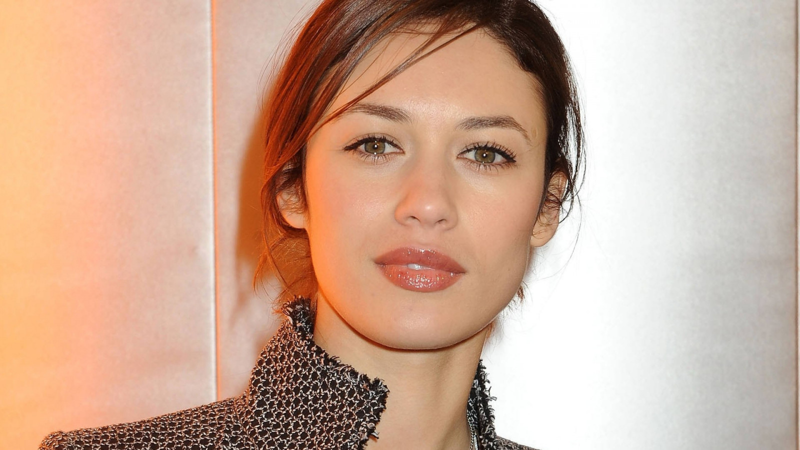 ใบหน้า, โมเดล, แนวตั้ง, ผมยาว, สีน้ำตาล, ตาสีเขียว, การถ่ายภาพ, นักร้อง, ผมสีดำ, ผม, ปาก, จมูก, คน, ผิวหนัง, หัว, นางแบบ, Olga Kurylenko, หญิงสาว, ความงาม, ยิ้ม, ตา, ผู้หญิง, ริมฝีปาก, สีบลอนด์, ทรงผม, แก้ม, 1920x1080 px, การถ่ายภาพบุคคล, การถ่ายภาพ, ผมสีน้ำตาล, การแสดงออกทางสีหน้า, คิ้ว, อวัยวะ, ใกล้ชิด