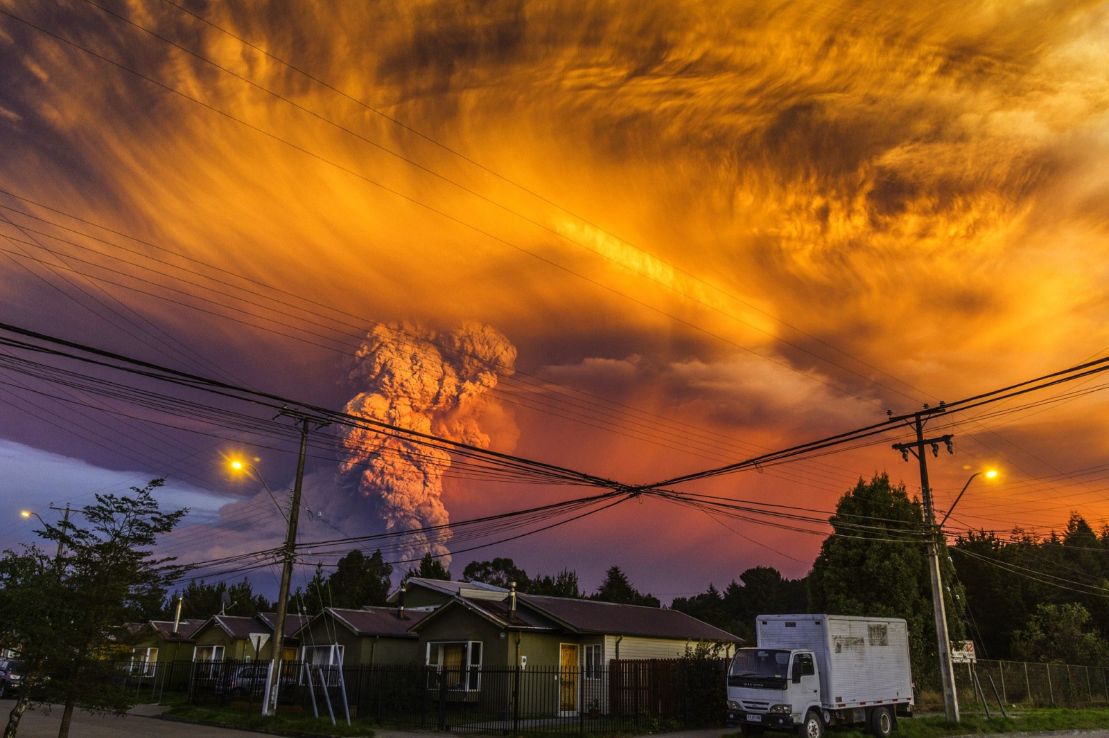 2048x1365 px, Calbuco Volcano, Chile, erupce, obrovský, krajina, láva, Příroda, Puerto Montt, kouř, západ slunce, město, sopka