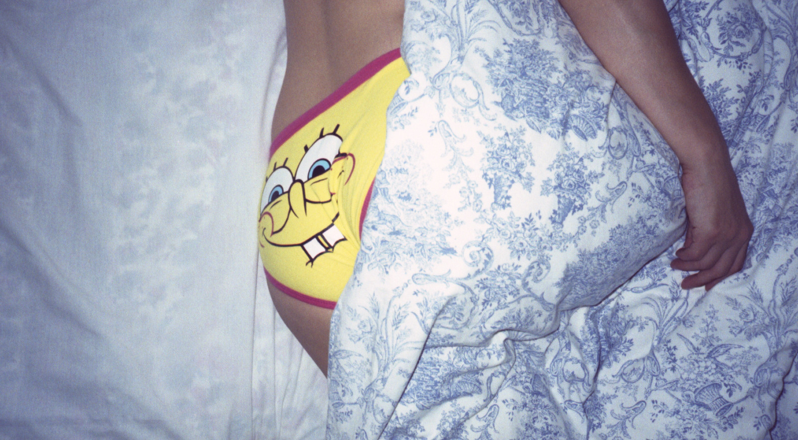 postel, žlutý, kalhoty, letní, kloub, dívka, ruka, zábava, nehet, prst, noha, střevíc, paže, povlečení na postel, stehno, osel, přikrývka, Spongebob v kalhotách, dolní končetina, Levné kamery, Rozbřesk, Goofygoober, Canonixusaps, Floralpattern, Apsfilm, Kaks, Qum01
