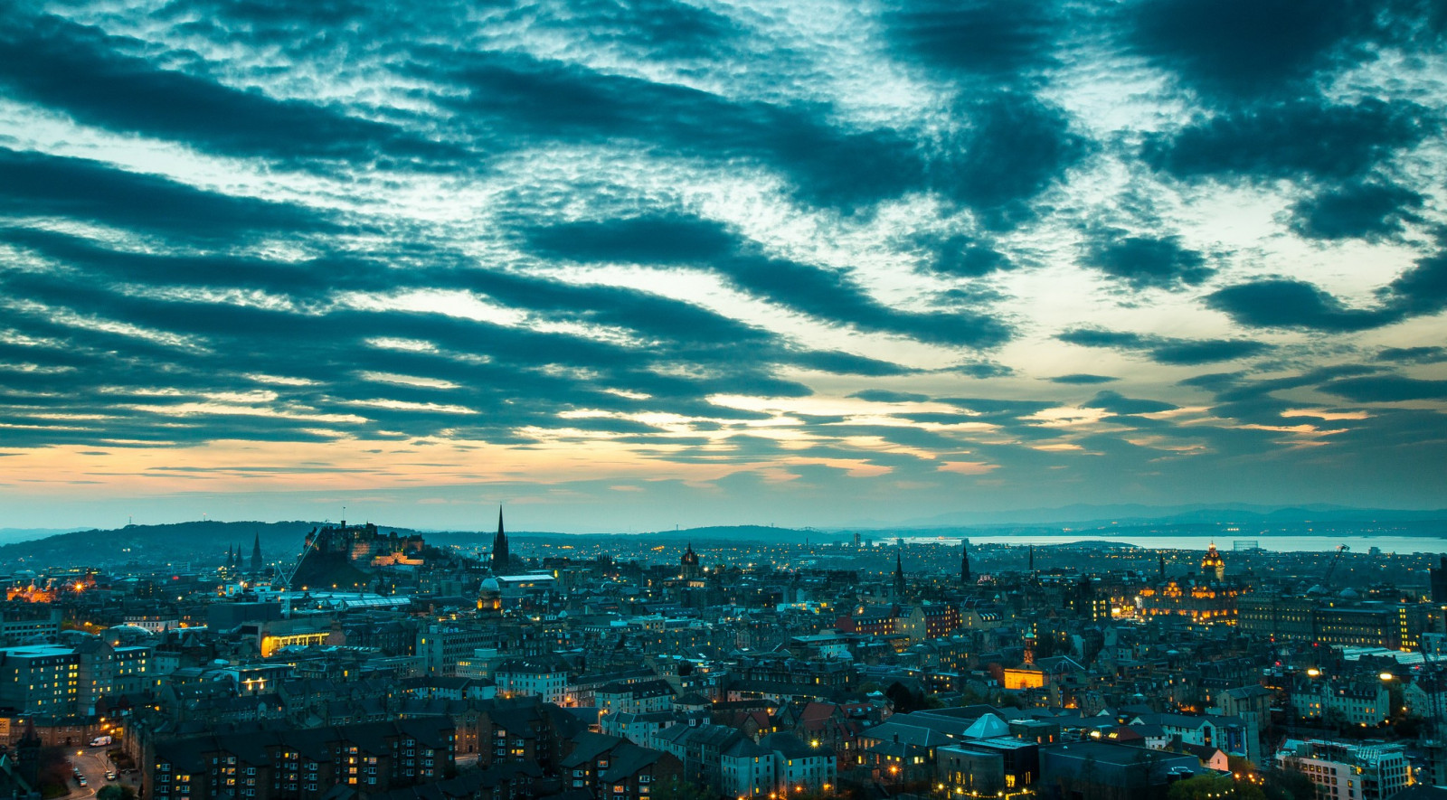 západ slunce, město, ulice, panoráma města, nebe, mraky, Skotsko, panoráma, večer, ráno, horizont, atmosféra, Edinburgh, soumrak, Spojené království, mrak, svítání, během dne, Atmosféra Země, odlesk, lidské osídlení