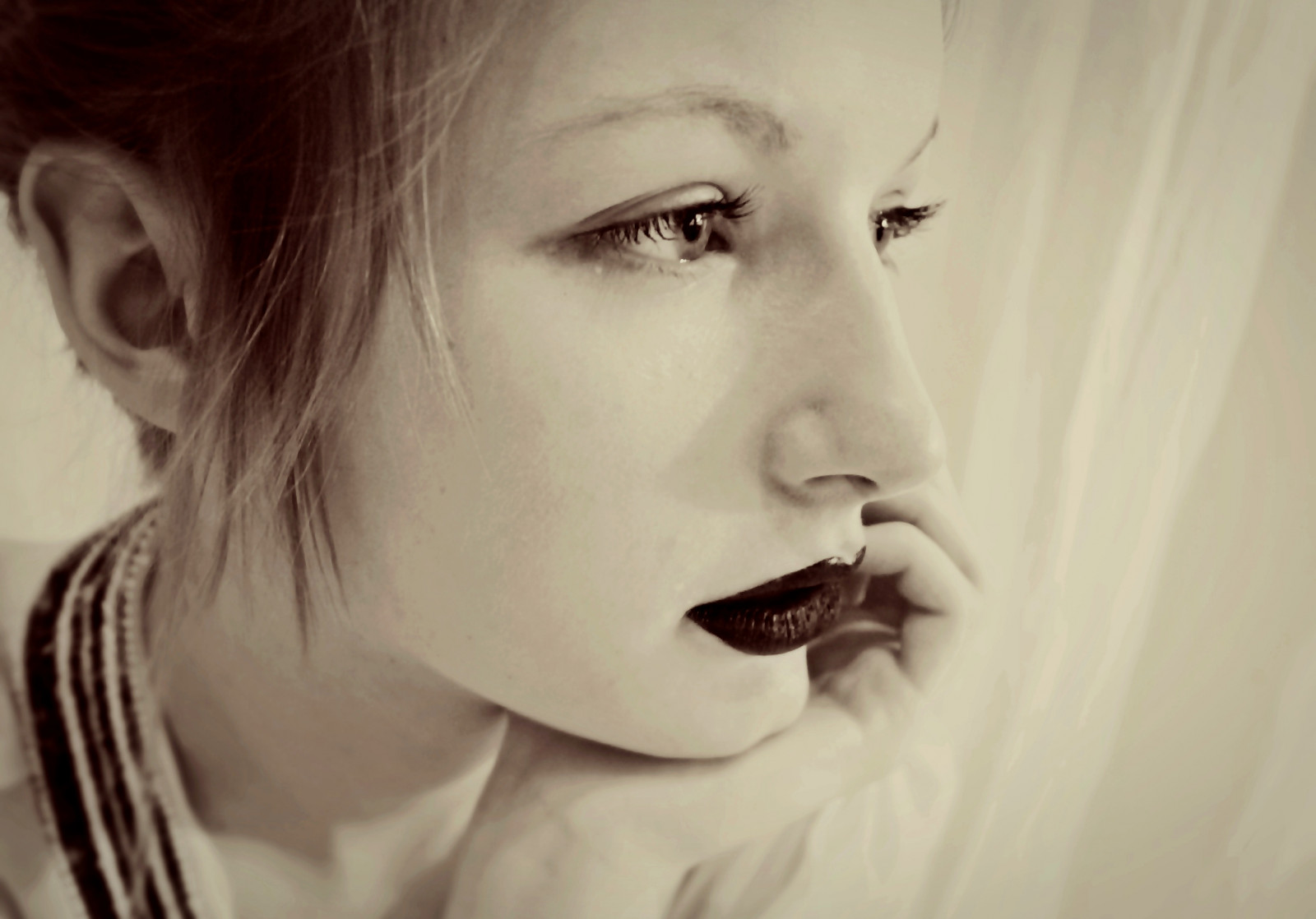 tvář, obočí, ret, nos, člověk barva vlasů, tvář, brada, krása, řasa, pusa, dívka, krk, zblízka, čelo, čelist, portrét, ucho, Černý a bílý, hnědé vlasy, portrétní fotografie, usměj se