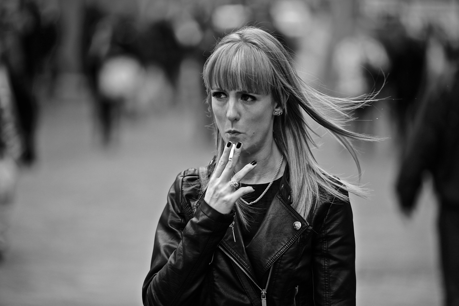 ใบหน้า, คน, สีขาว, ดำ, ขาวดำ, แนวตั้ง, ดวงตา, เมือง, ถนน, ผมยาว, เมือง, การถ่ายภาพ, สูบบุหรี่, Canon, ผม, bokeh, แสงกลางวัน, อารมณ์, คน, สหราชอาณาจักร, สาธารณะ, f22, โมโน, โฟกัส, ดำและขาว, หญิงสาว, ความงาม, bw, ขาวดำ, ยิ้ม, ตา, ผู้หญิง, ผู้หญิง, สนุก, หญิง, มนุษย์, สไตล์, รูปถ่าย, streetphotography, ภาพบุคคล, ตรงไปตรงมา, naturallight, candidphotography, นิพจน์, คนแปลกหน้า, candidstreetportraiture, bwstreetphotography, มนุษย์, ภาพรวม, ถนน, streetcandids, ef135mm, ดำและขาว, ถ่ายภาพขาวดำ, การถ่ายภาพบุคคล, สีผมของมนุษย์, อวัยวะ, bokehportraits, ถนน, ธรรมชาติของมนุษย์, ช่องแคบ, candidwoman, monocidids