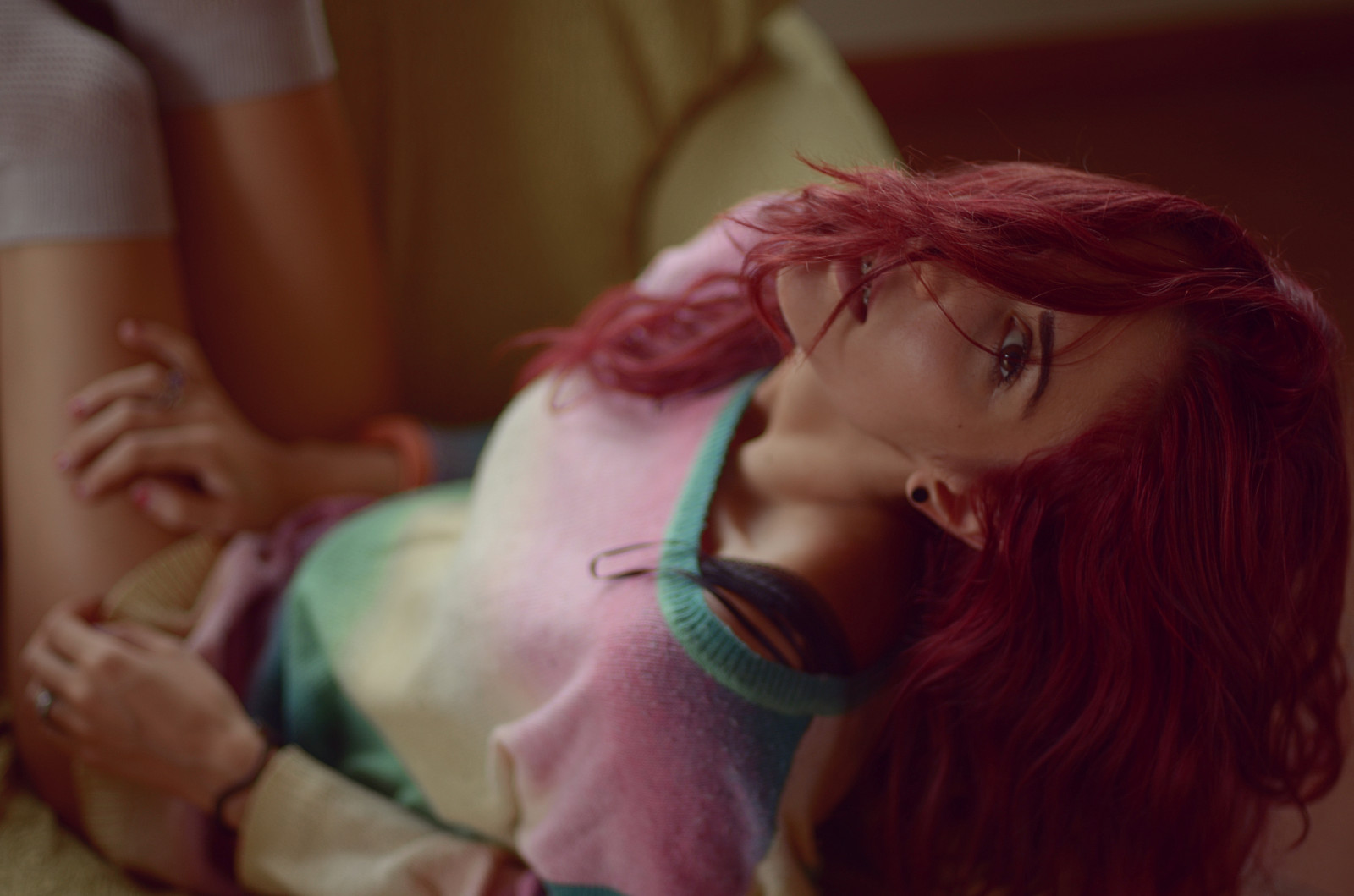 ryšavý, portrét, dlouhé vlasy, nohy, ponožky, déšť, punčochy, Studený, ráno, krev, svetr, vlasy, pusa, růžový, sebevražda, kůže, teplý, Dospívající, italština, šle, skokan, Bella, dlouho, podzim, měkký, roztomilý, dívka, krása, deštivý, žena, sexy, mladý, gauč, krytý, rezervovat, ret, ragazza, autunno, zrzavé vlasy, bellezza, měkké světlo, svůdný, seducente, kolena, Pioggia, hnědé vlasy, člověk barva vlasů, barvení vlasů, zrzavé vlasy, giovane, zázvor, sebevražedná dívka, prší, gambe, obal knihy, firma, calze, křeslo, rossa, divano, Poltrona, suicidegirls, Mattinata, Mladá krev, felpa, Maglione, calzettoni, calzelunghe, apparecchio, attraente, bootsocks, longsock, felpone