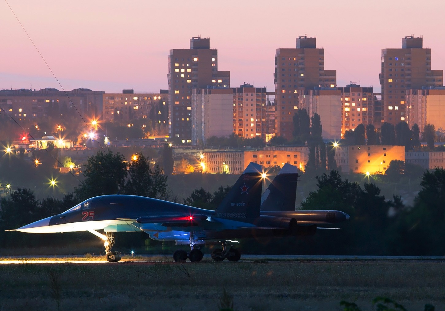 světla, západ slunce, panoráma města, noc, budova, vozidlo, letoun, letadlo, panoráma, večer, vojenská letadla, soumrak, Suchoj Su-34, letectvo, Let, letectví, Snímek obrazovky, Atmosféra Země, stíhací letoun, dopravní letoun linkový, proudová letadla, úzké tělo letadla