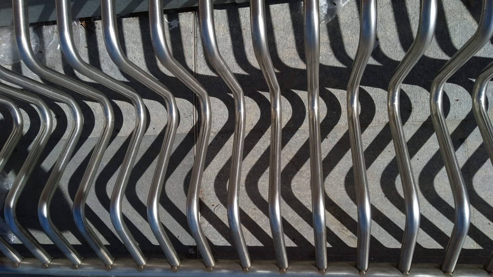 gitter, automotive dæk, træ, slidbane, grå, rektangel, parallel, mønster, automotive wheel system, symmetri, skrifttype, facade, Tints and shades, auto del, kant, composite material, øjenvipper, syntetisk gummi, metal, tæt på, monokrom, automotive exterior, design, stål, KUNST, monokrom fotografering, hegn, skygge, bjælke, mesh, transportere