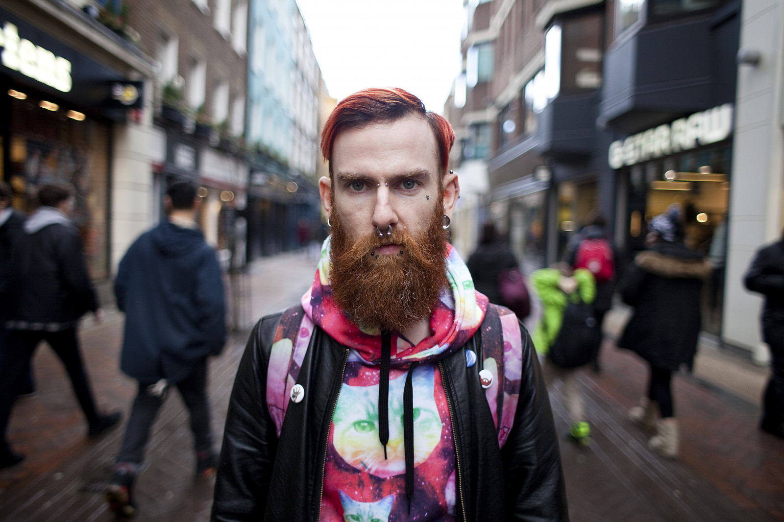 ulice, lidé, mužský, Londýn, silueta, portréty, Kánon, vousy, tváře, bokeh, charakter, osobnost, hloubka pole, knír, carnabystreet, 5 d, pinkhair, Oxfordská ulice, hloubka, alternativní, MKII, 28mmf18, 2014, Mark2, peopleoflondon, portraitsofstrangers, 100strangers, elliottsteel