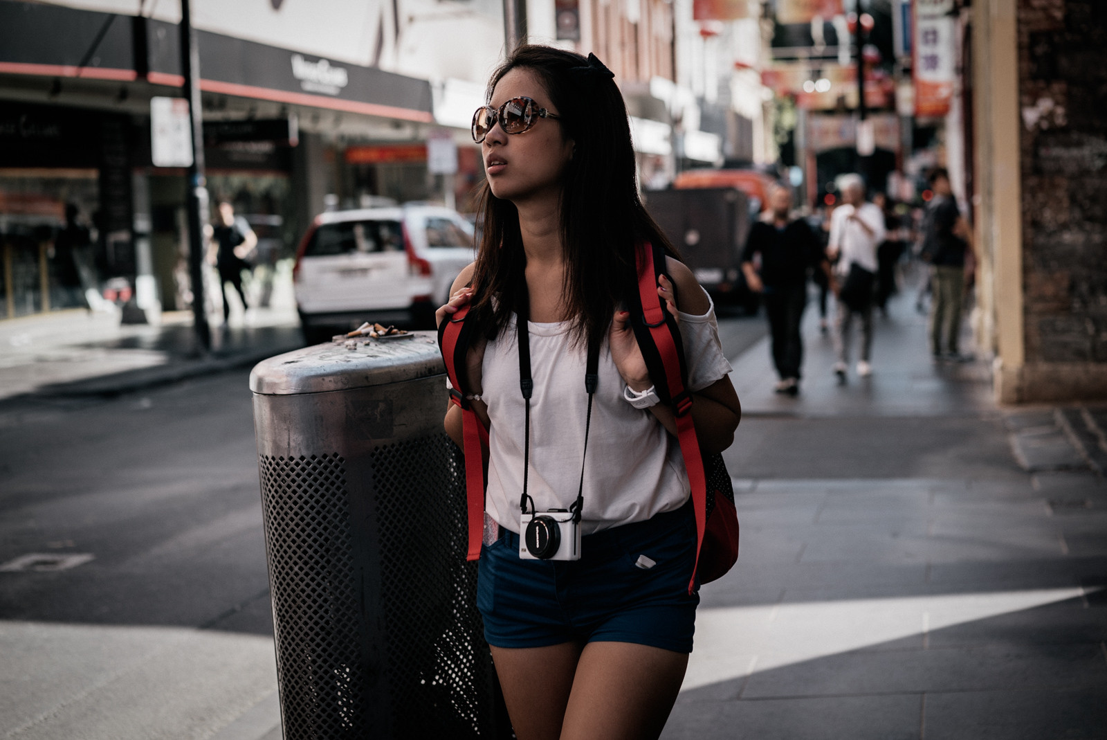 lidé, bílý, Černá, model, portrét, ulice, sluneční brýle, Červené, šortky, silnice, móda, Sony, letní, bokeh, jaro, oblečení, Olympus, infrastruktura, krása, dívky, dáma, design, styl, Zeiss, streetphotography, 55mm, upřímný, momentka, obuv, A7S