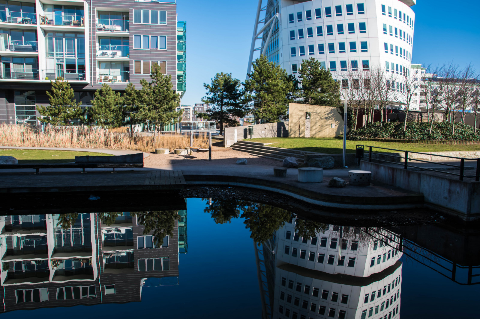 città, paesaggio urbano, architettura, acqua, costruzione, riflessione, orizzonte, grattacielo, Svezia, la piazza cittadina, primavera, metropoli, Sverige, Malm, tenuta, centro, all'aperto, vista della città, sk nel n, SE, Turning Torso, signsofspring, spegling, v strahamnen, Malmoe, v rtecken, plaza, condominio, punto di riferimento, area urbana, corso d'acqua, area metropolitana, insediamento umano, Quartiere, palazzone