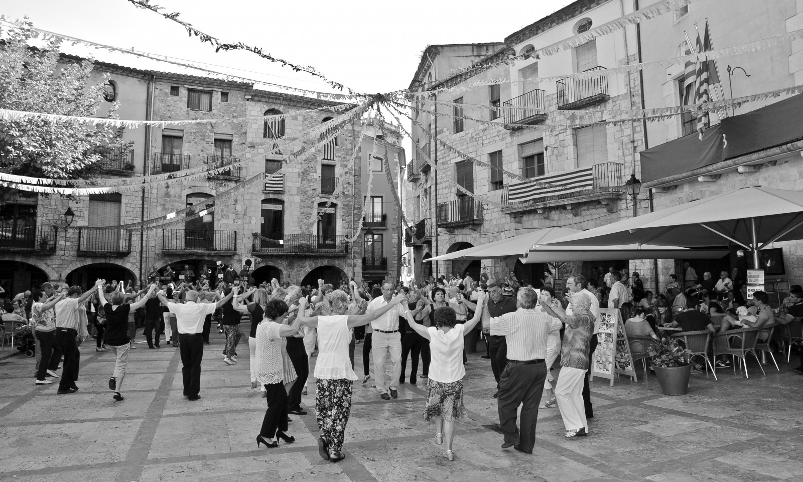 ตก, ดำ, แมว, นก, สัตว์, อาหาร, ขาวดำ, ดอกไม้, สวน, เมือง, ถนน, สถาปัตยกรรม, เอเชีย, จีน, รถ, ถนน, วันฮาโลวีน, การถ่ายภาพ, เมฆ, ชายหาด, อินเดีย, บ้าน, สีเขียว, สีน้ำเงิน, อังกฤษ, เยอรมนี, หมา, วงดนตรี, Canon, แฟชั่น, ทารก, แคลิฟอร์เนีย, เมือง, แคนาดา, ฝรั่งเศส, คริสต์มาส, iPhone, กราฟฟิตี, ยุโรป, คริสตจักร, วันหยุด, ฮาวาย, จัตุรัสกลางเมือง, ชิคาโก, ออสเตรเลีย, บาร์เซโลนา, เพื่อน, เบอร์ลิน, ฟลอริด้า, ครอบครัว, โครงสร้างพื้นฐาน, คนเดินเท้า, คาตาโลเนีย, ศิลปะ, ดำและขาว, สี, ต้นไม้, ตัวเมือง, ฤดูใบไม้ร่วง, วัน, ดอกไม้, นก, หญิงสาว, bw, งานเทศกาล, วันเกิด, จักรยาน, สนุก, de, ฟุตบอล, สไตล์, เต้นรำ, ภาพยนตร์, iphoneography, ฝูงชน, ติดแท็กตำแหน่ง, การพักผ่อนหย่อนใจ, คอนเสิร์ต, instagramapp, เขตเมือง, ดำและขาว, ถ่ายภาพขาวดำ, ย่าน, พื้นที่สาธารณะ, cataluna, Besalu, Sardana, cataluya, Sardanista