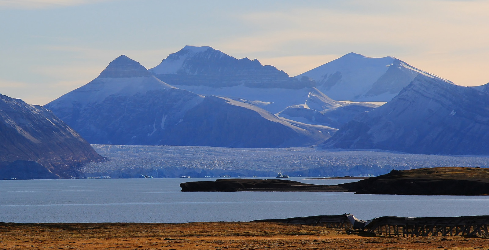 krajina, hory, moře, jezero, Příroda, odraz, sníh, led, fjord, divočina, Arktický, mrak, hora, nádrž, coth5, naturethroughthelens, ledovec, jezero, Svalbard, atmosférický jev, horských reliéf, landform, geografický rys, tělo z vody, pohoří, ledová landform, klesl, nyalesund