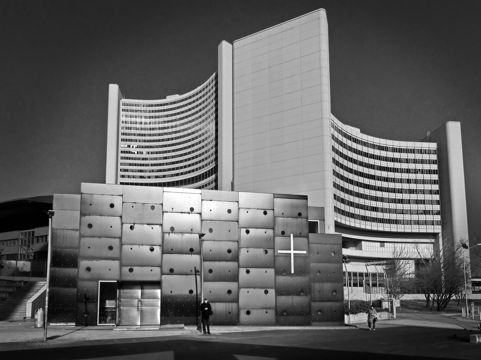 sort og hvid, bygning, højhus, monokrom fotografering, byområde, arkitektur, metropol, hovedstadsområde, hovedkontor, kommerciel bygning, blandet brug, monokrom, skyskraber, hovedkvarter, ejerlejlighed, facade, brutalisme, vinkel