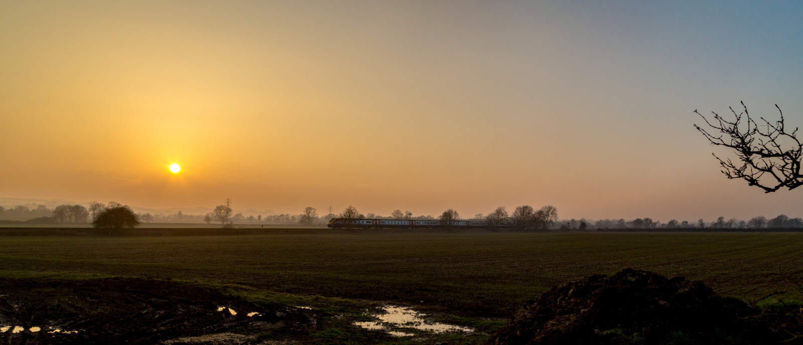 luce del sole, paesaggio, tramonto, erba, cielo, campo, ferrovia, Alba, sera, mattina, Sole, orizzonte, atmosfera, crepuscolo, foschia, terreni agricoli, ovest, albero, treni, alba, prateria, pianta, est, linea, prato, pianura, principale, polder, area rurale, atmosfera della terra, fenomeno, ecoregione, Leicestershire, meridiano, midland, Langtons, Langton