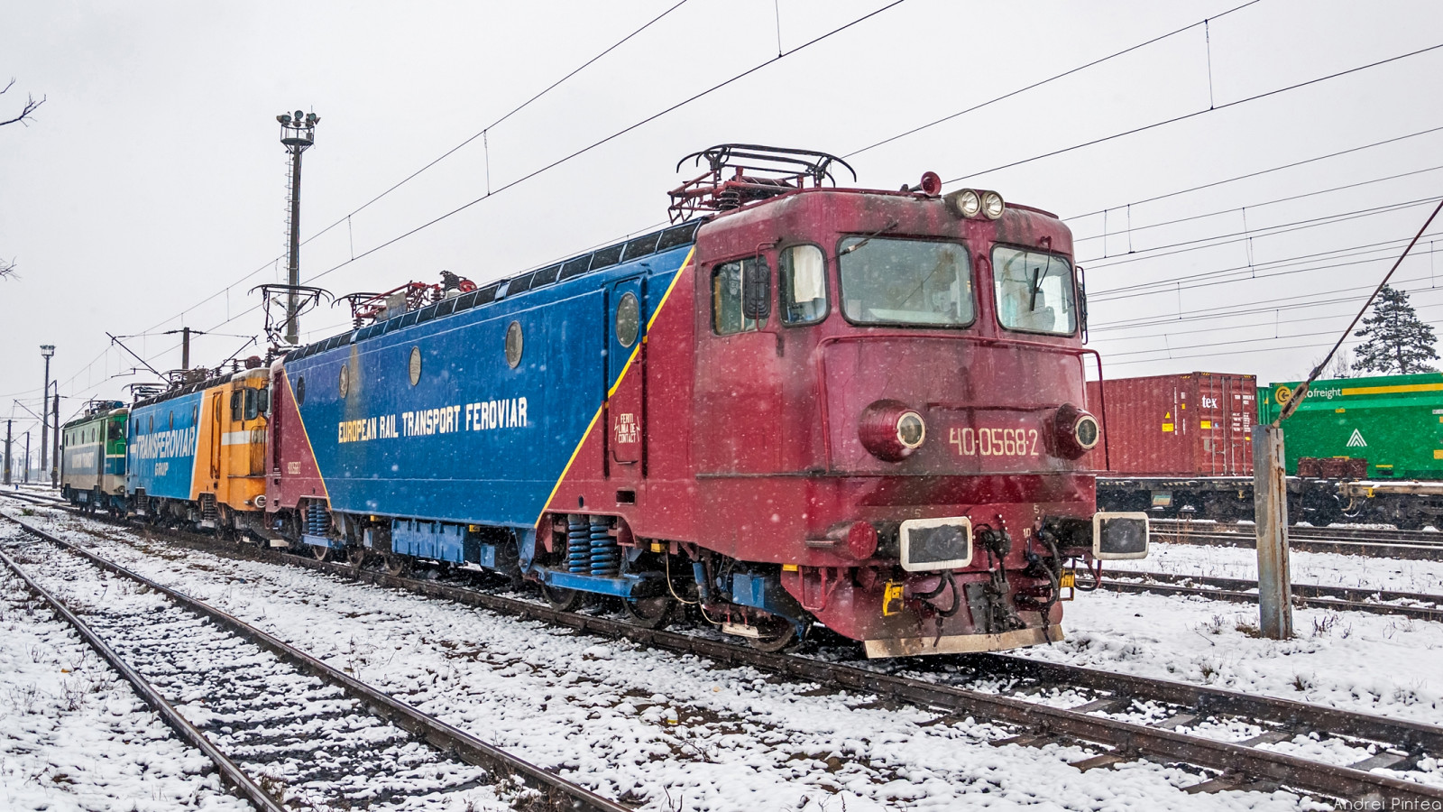 sníh, zima, vozidlo, vlak, železnice, Rumunsko, vlakové nádraží, doprava, lokomotiva, rychlá přeprava, kolejnice, tren, dráha, 2, 40, outstandingromanianphotographers, druh dopravy, veřejná doprava, železniční doprava, kolejová vozidla, osobní automobil, železniční vůz, TFG, CFR, elektrická lokomotiva, 568, Gtf, Ea568