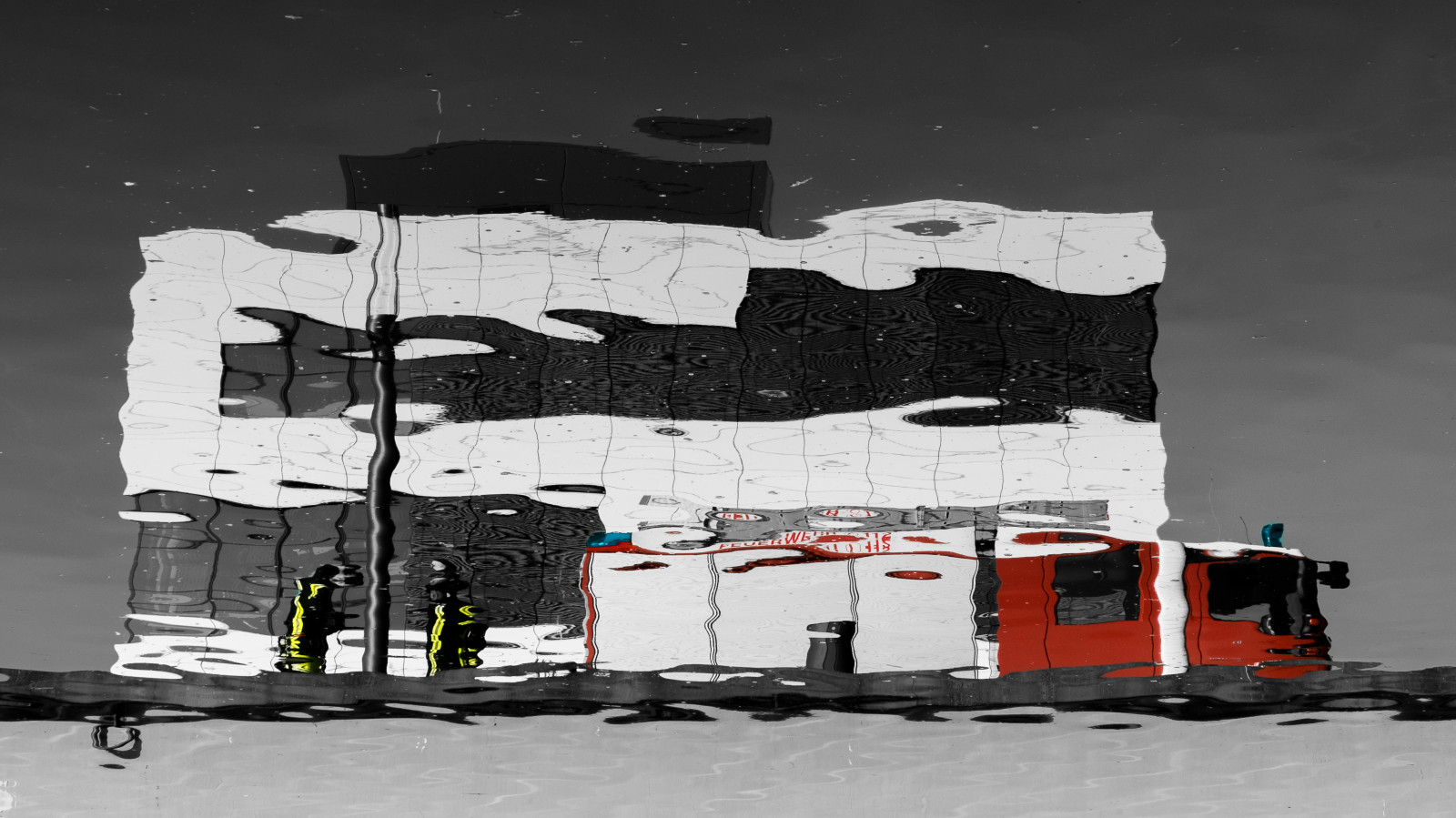 Feuerwehr, oheň, Brigáda, oddělení, hasiči, l schwasser, voda, wasser, spiegelung, reflektion, odraz, zrcadlo, zrcadlení, Červené, trouchnivění, žlutý, gelb, modrý, blau, grau, selektivní, selektive, barvy, barvy, Farben, spoykanal, Spoy, hafenkanal, hafenbecken, přístav, kanál, Kleve, Cleve, Cleves, nRW, nordrheinwestfalen, Niederrhein, Hochschule, rheinwaal, hafengel NDE, Fujifilm, Fujinon, XT10, xc, 1650, monochrom, černobílý, Mono, SW, tělesné, Schwarzweiss, Černá bílá, l schzug, deutschland, Německo, oheň voda, přístav