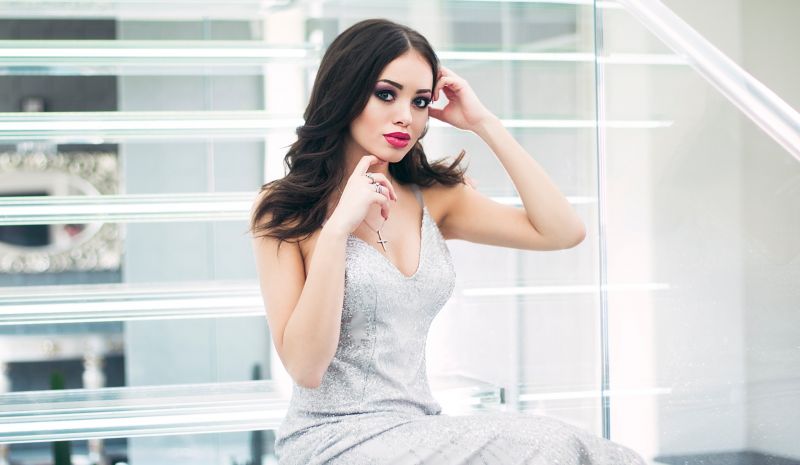 Taya Koskina,ženy,portrét,šaty,náhrdelník,sedící