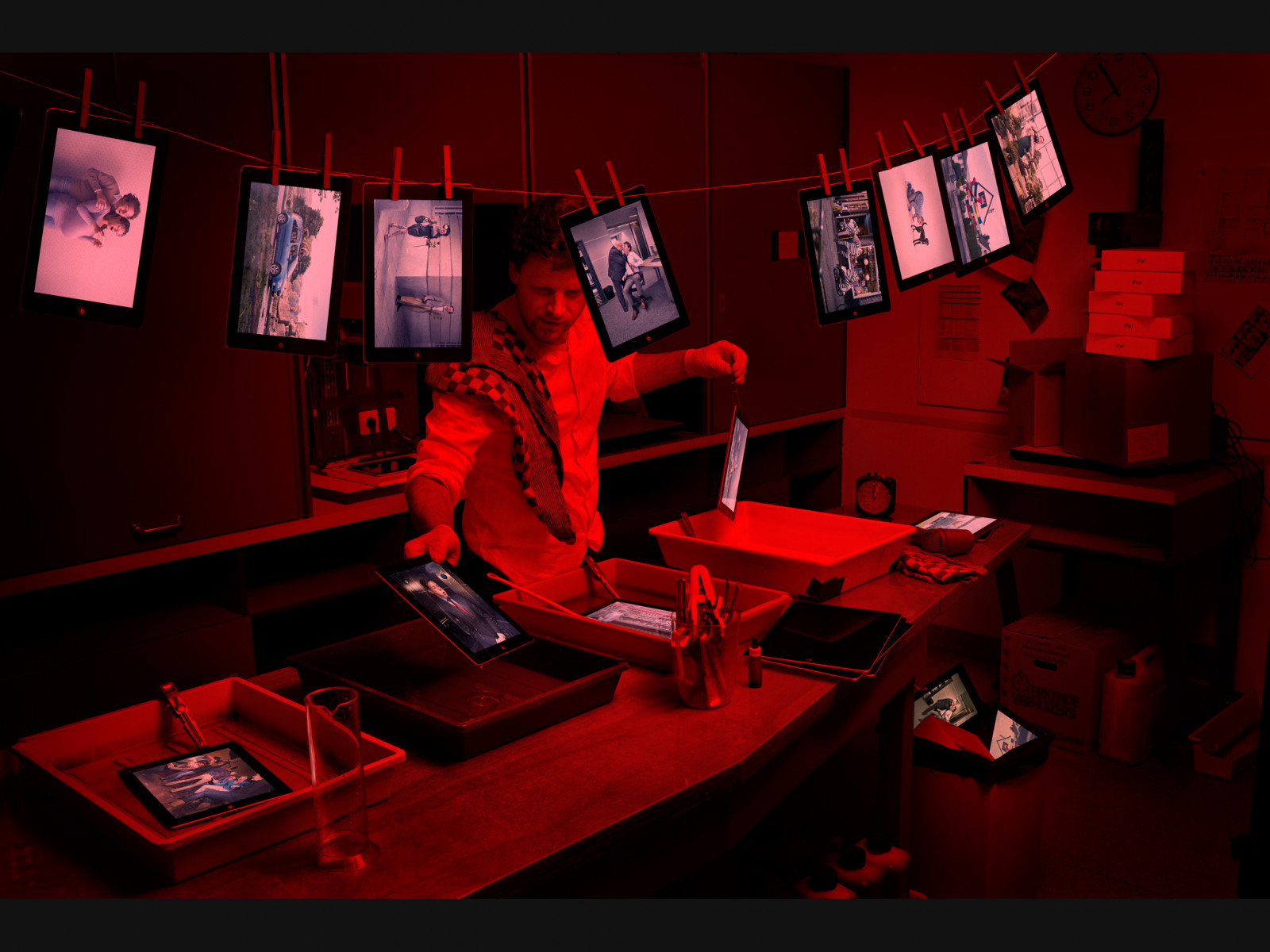 manipulaci s fotografiemi, humor, Arthur Mebius, muži, tableta, fotografování, Lana, kolíček, pokoj, místnost, dark room, technika, Červené