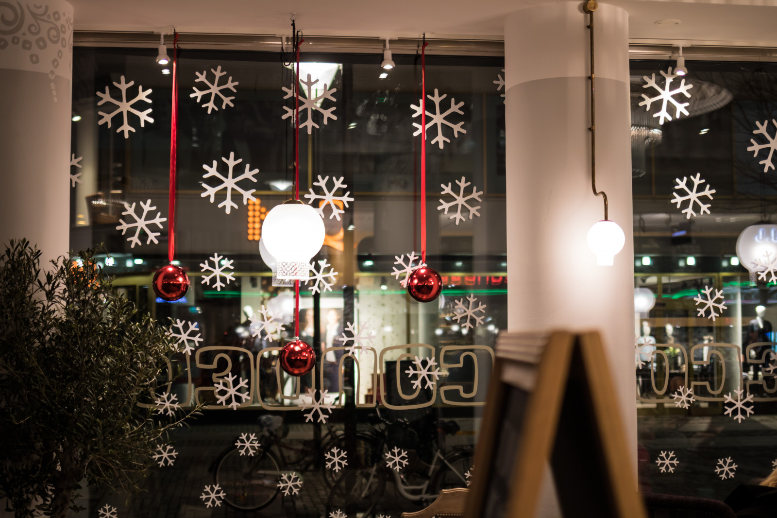 noc, Vzhled interiéru, Malmo, gatufoto, condeco, nightphotography, Natt, v noci, kavárna, exif modelu canoneos760d, geocountry, Kamera aby kánon, geocity, Model fotoaparátu canoneos760d, exif isospeed 250, geostate, geolocation, exif aby kánon, exif focallength 35mm, EXIF otvor 20, kafe, streetphotography, nattfotografering, EXIF ef35mmf2isusm čočka, výkladní skříň